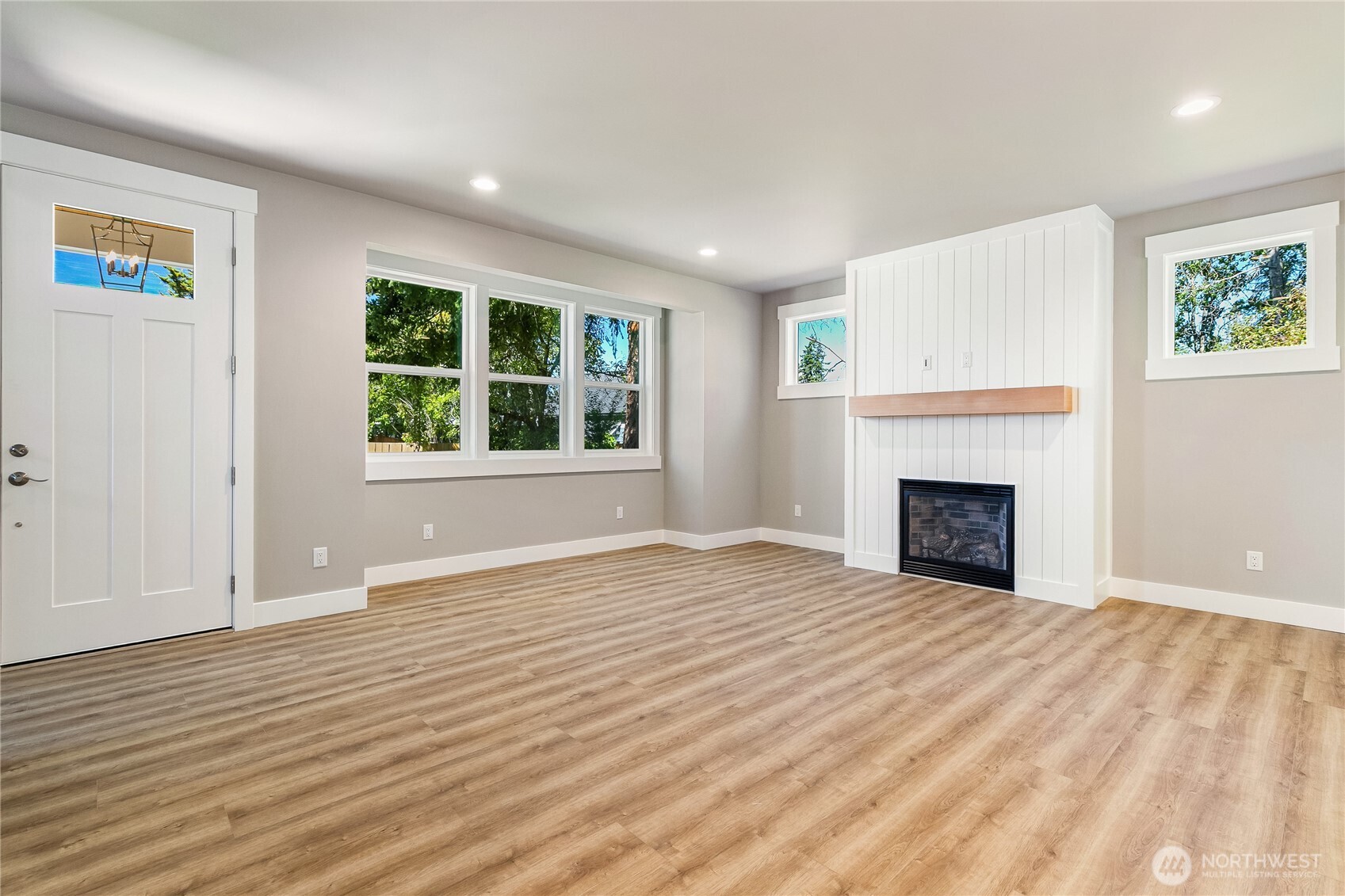 607 E Illinois Street Property Photo 13