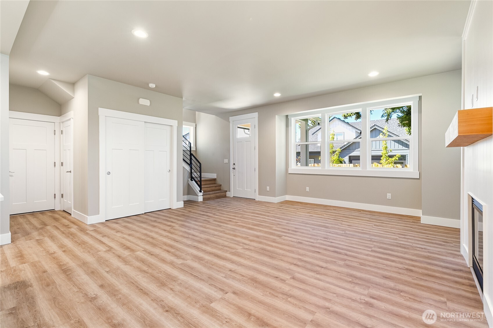 607 E Illinois Street Property Photo 14