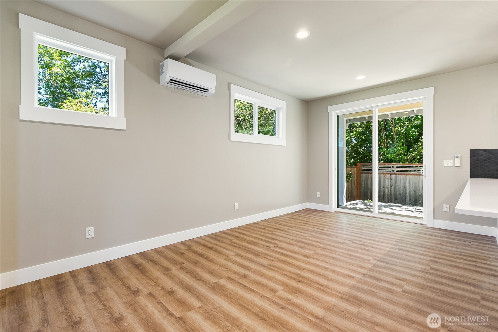 607 E Illinois Street Property Photo 16