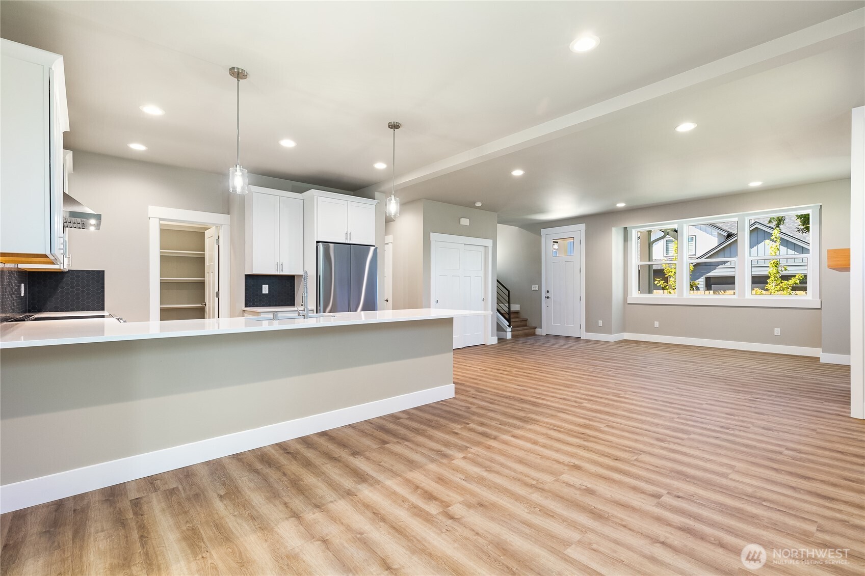 607 E Illinois Street Property Photo 17