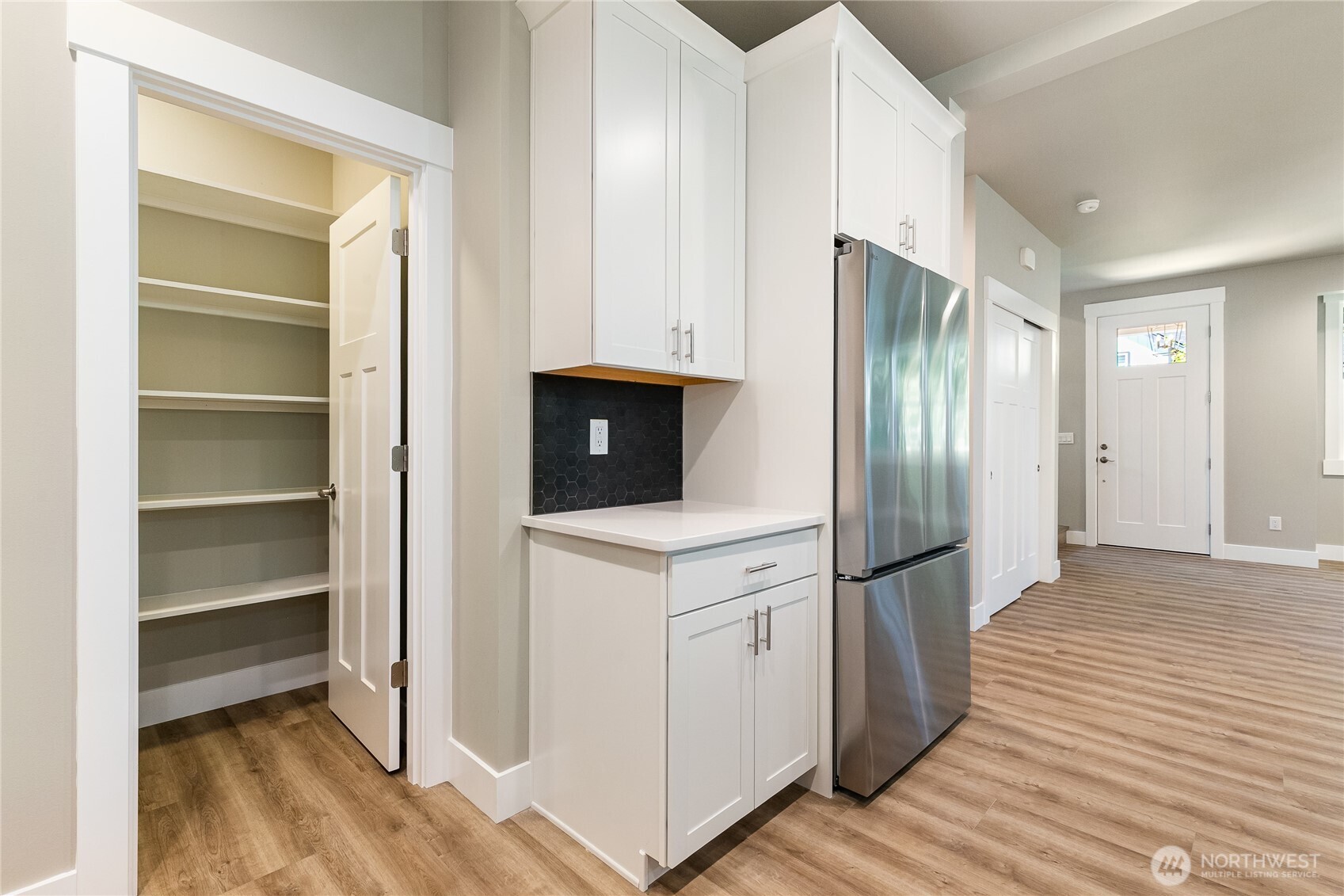 607 E Illinois Street Property Photo 22