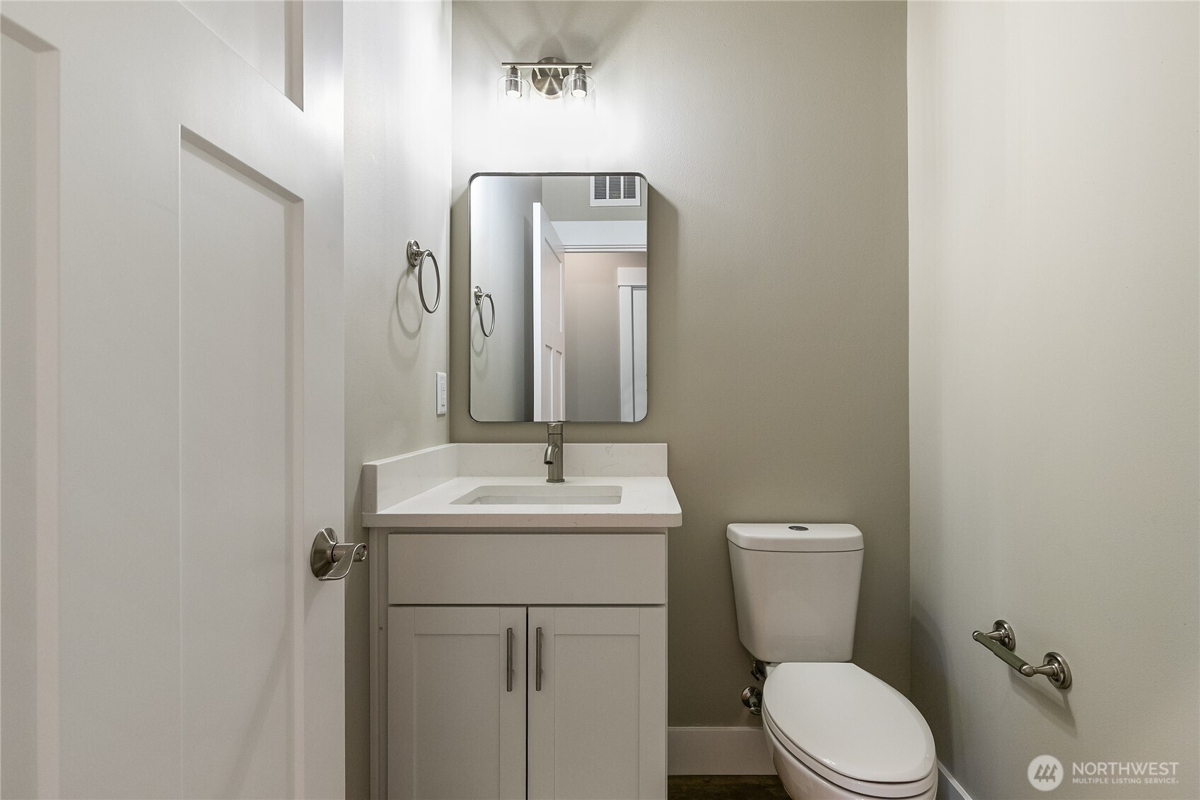 607 E Illinois Street Property Photo 24