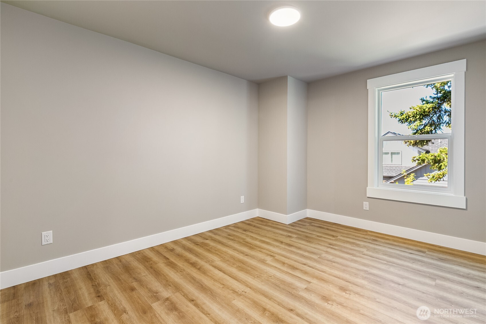 607 E Illinois Street Property Photo 25