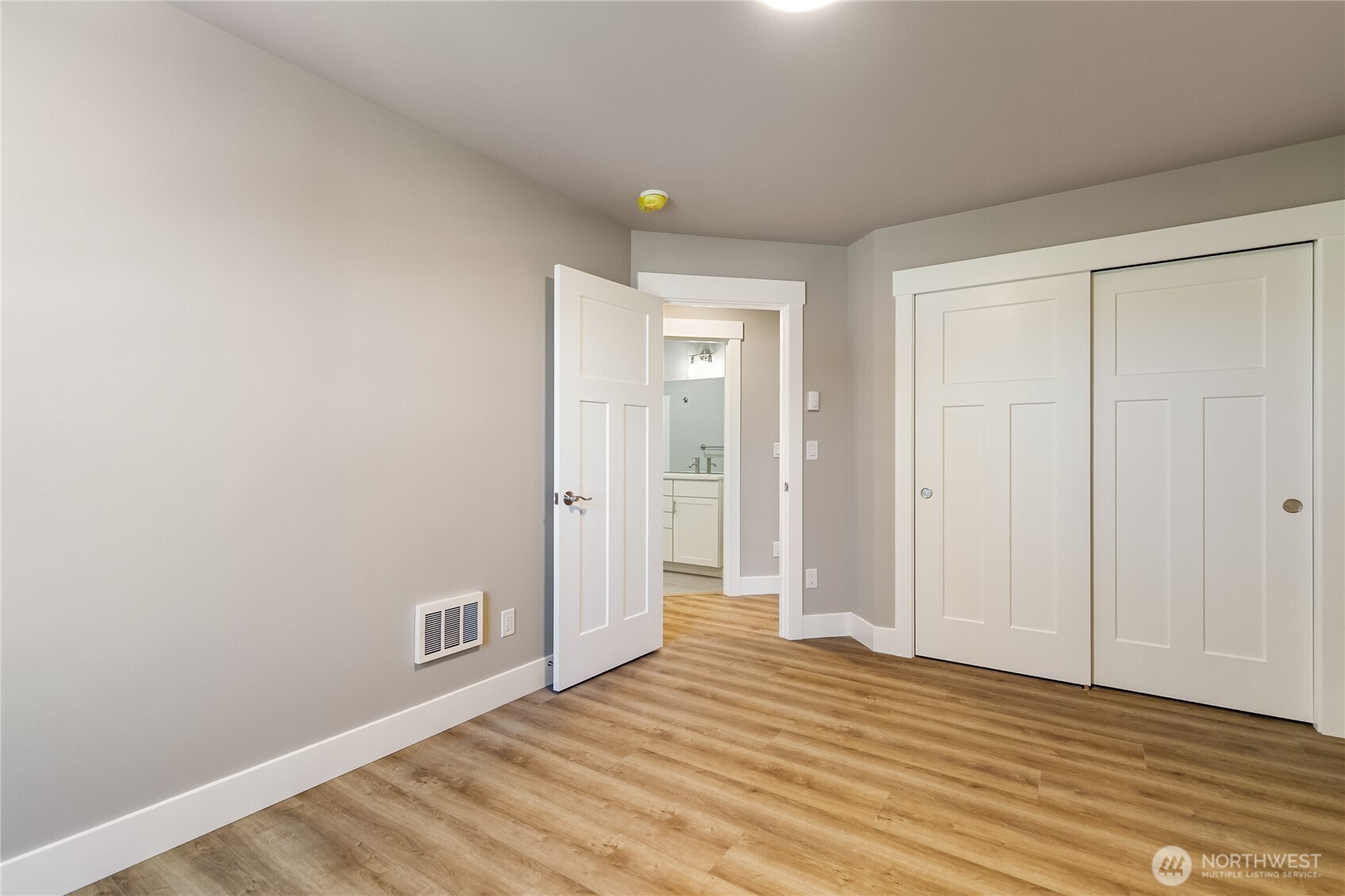 607 E Illinois Street Property Photo 26