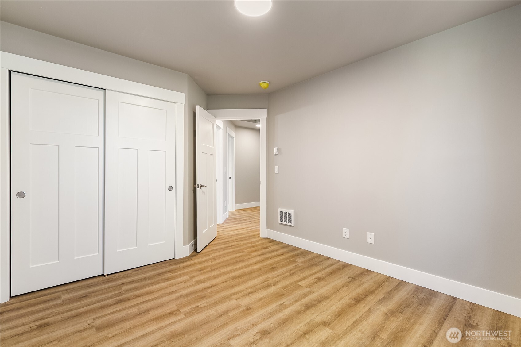 607 E Illinois Street Property Photo 27