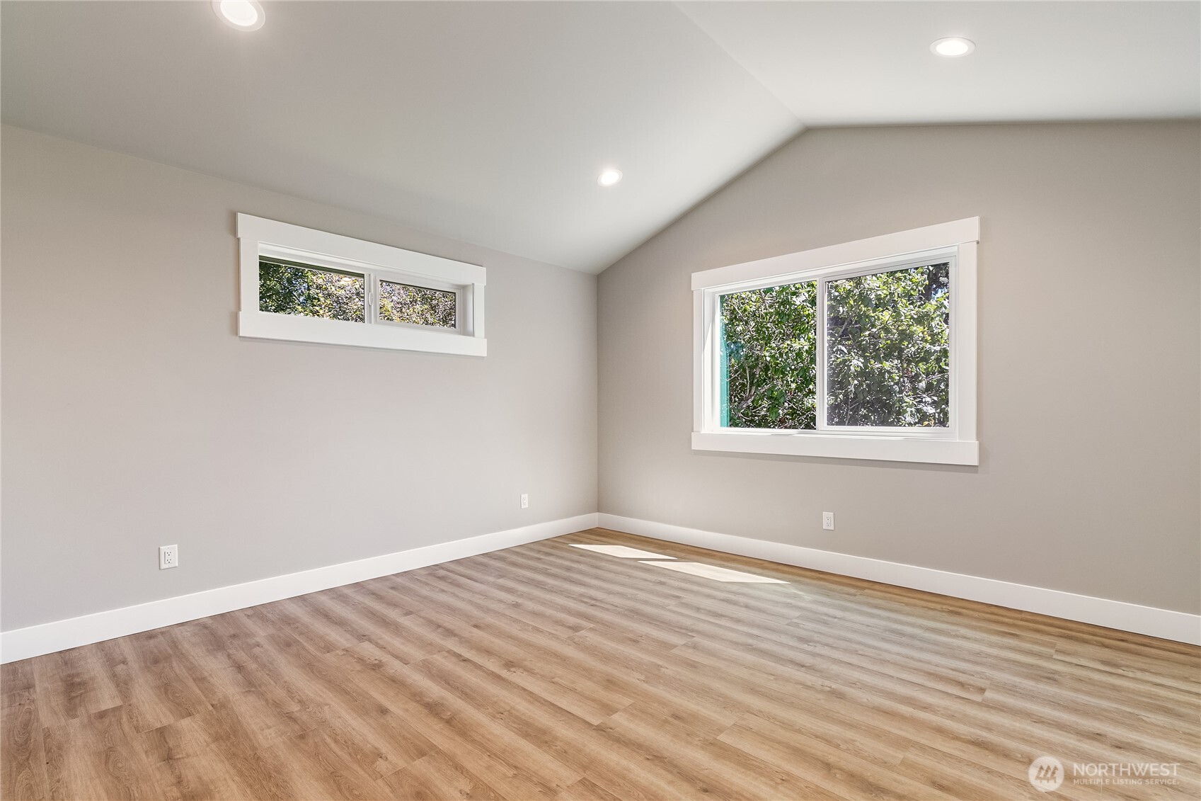 607 E Illinois Street Property Photo 28