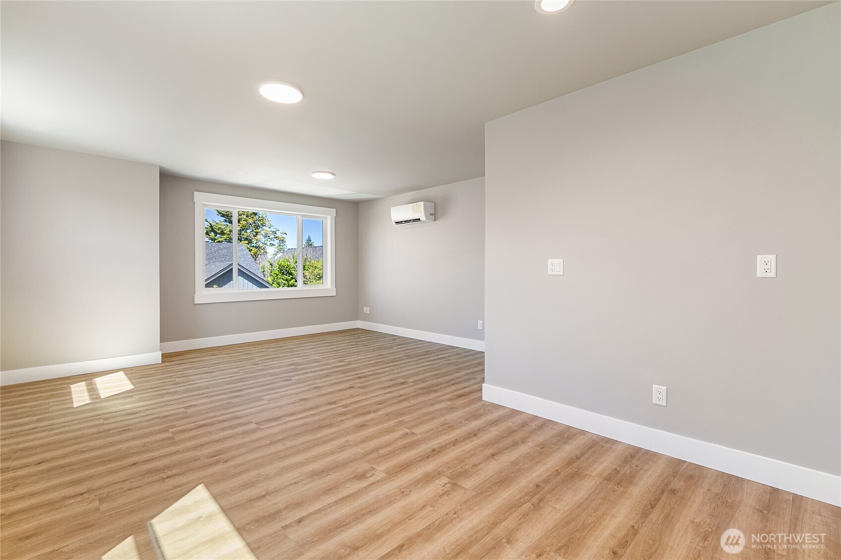 607 E Illinois Street Property Photo 35