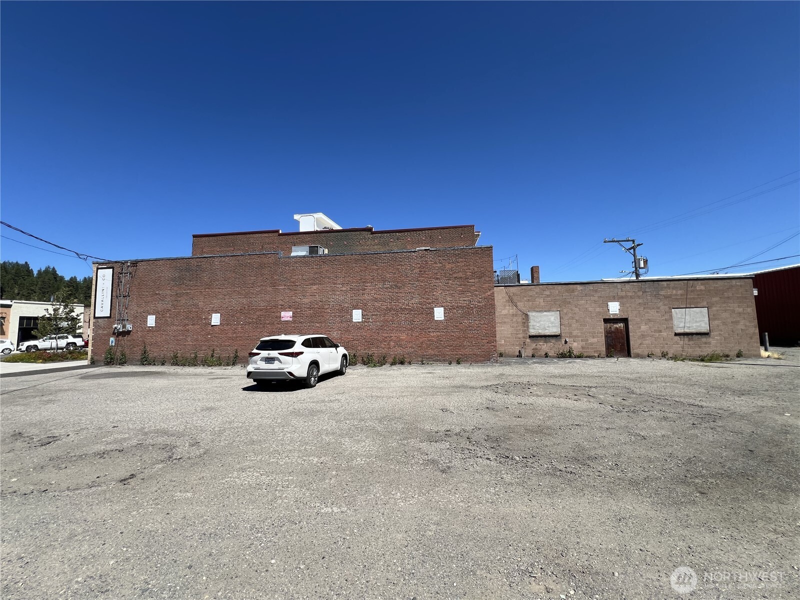 106 E First Street Property Photo 4