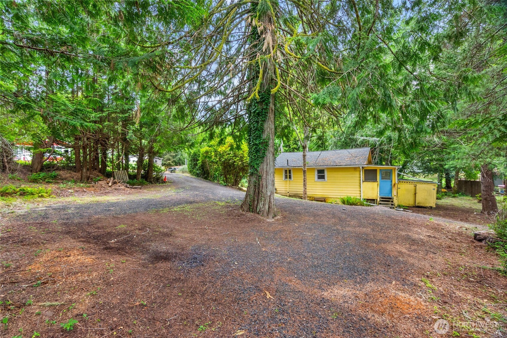 2528 Westwind Drive Property Photo 2