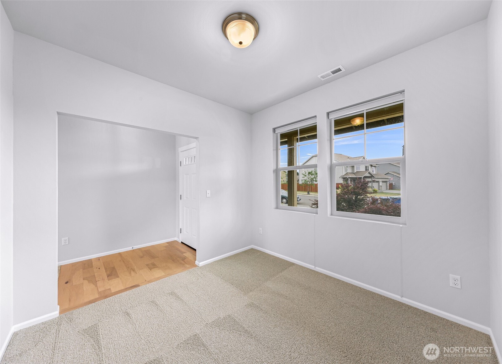 337 Cambridge Loop Property Photo 6