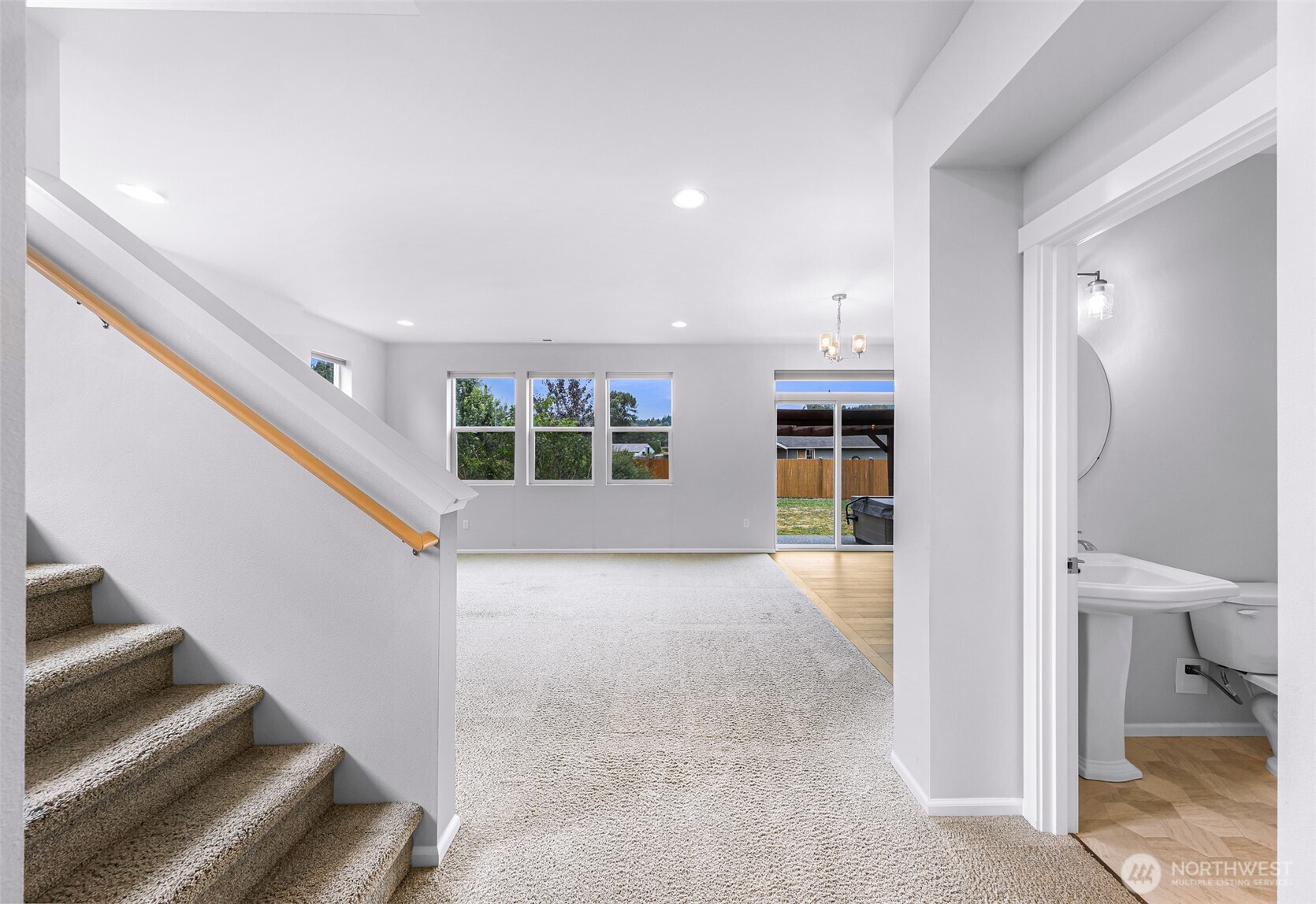 337 Cambridge Loop Property Photo 8