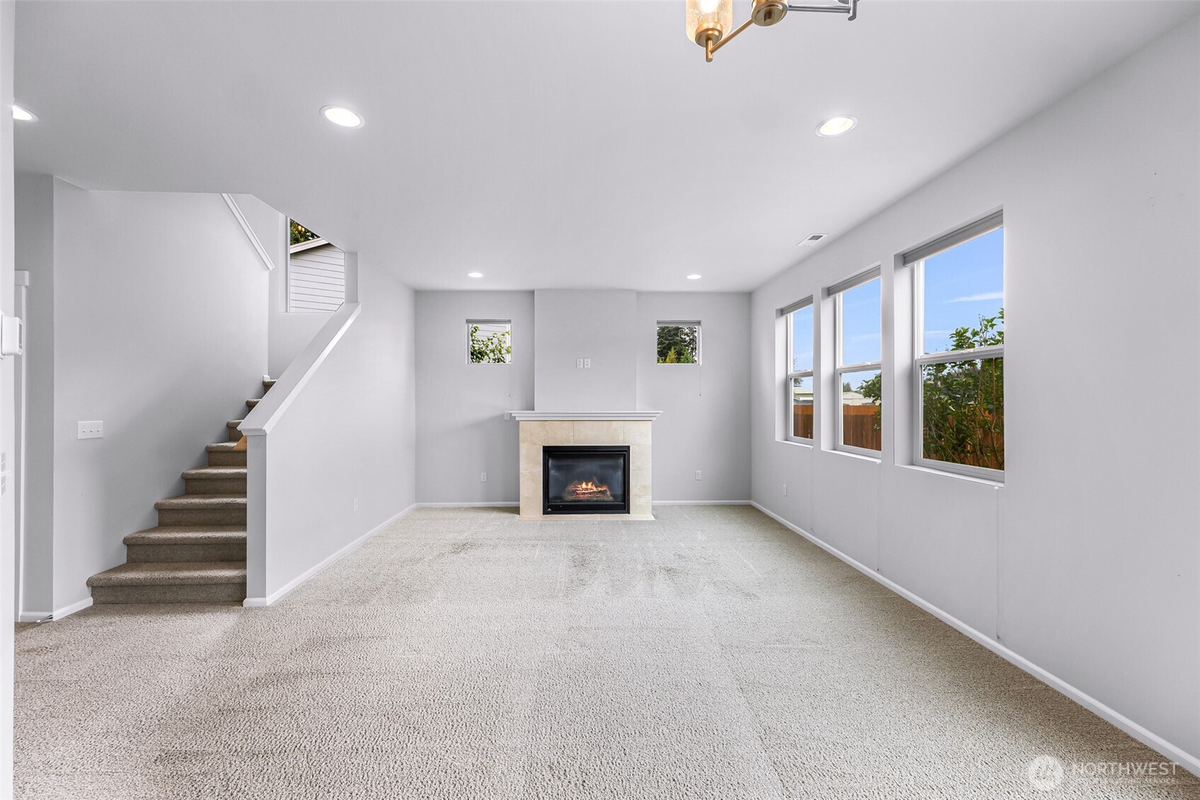 337 Cambridge Loop Property Photo 9