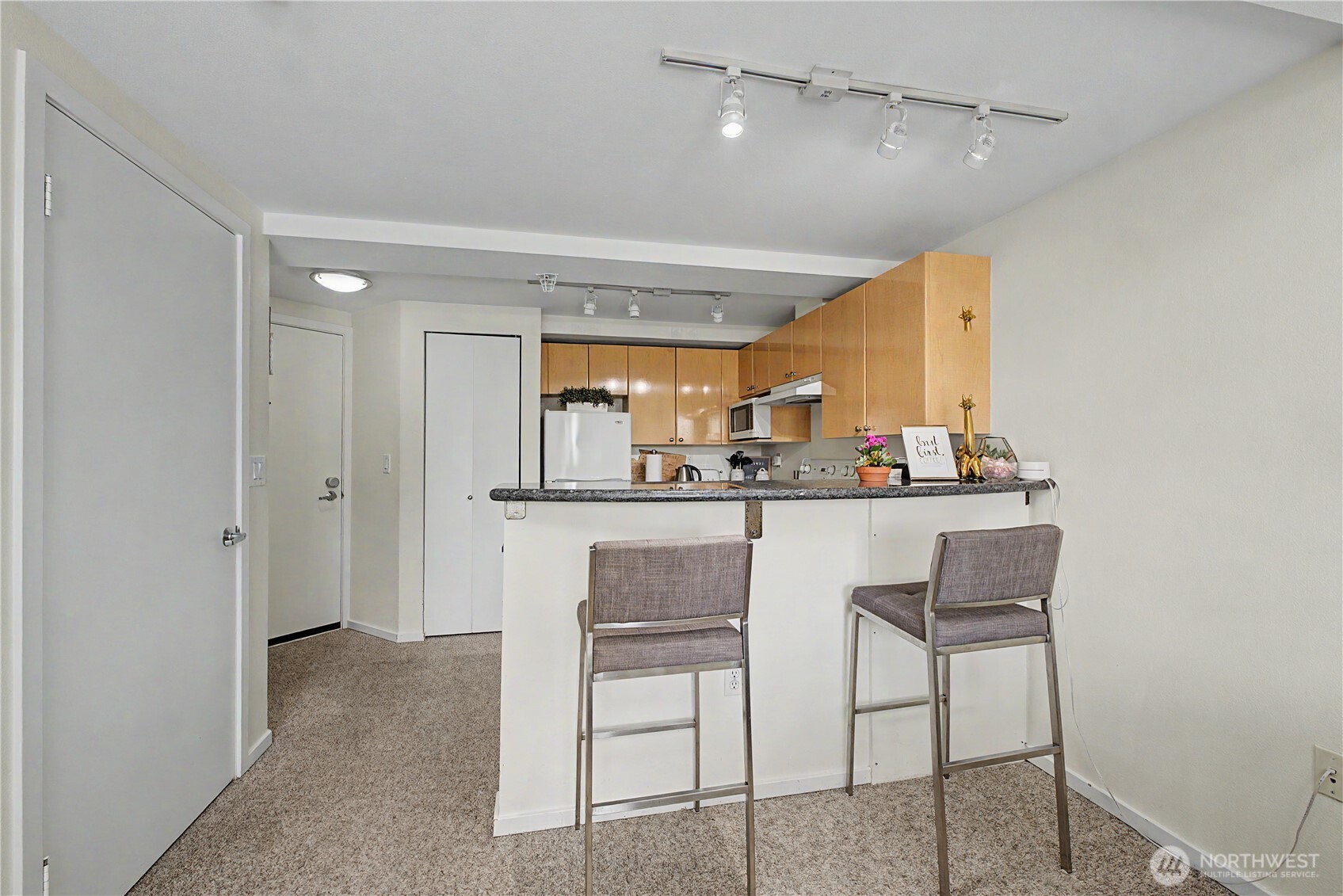 425 Vine Street 701 Property Photo 6