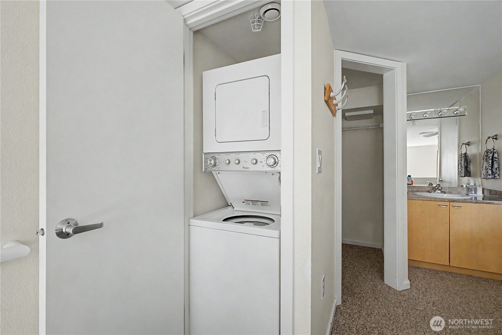 425 Vine Street 701 Property Photo 17