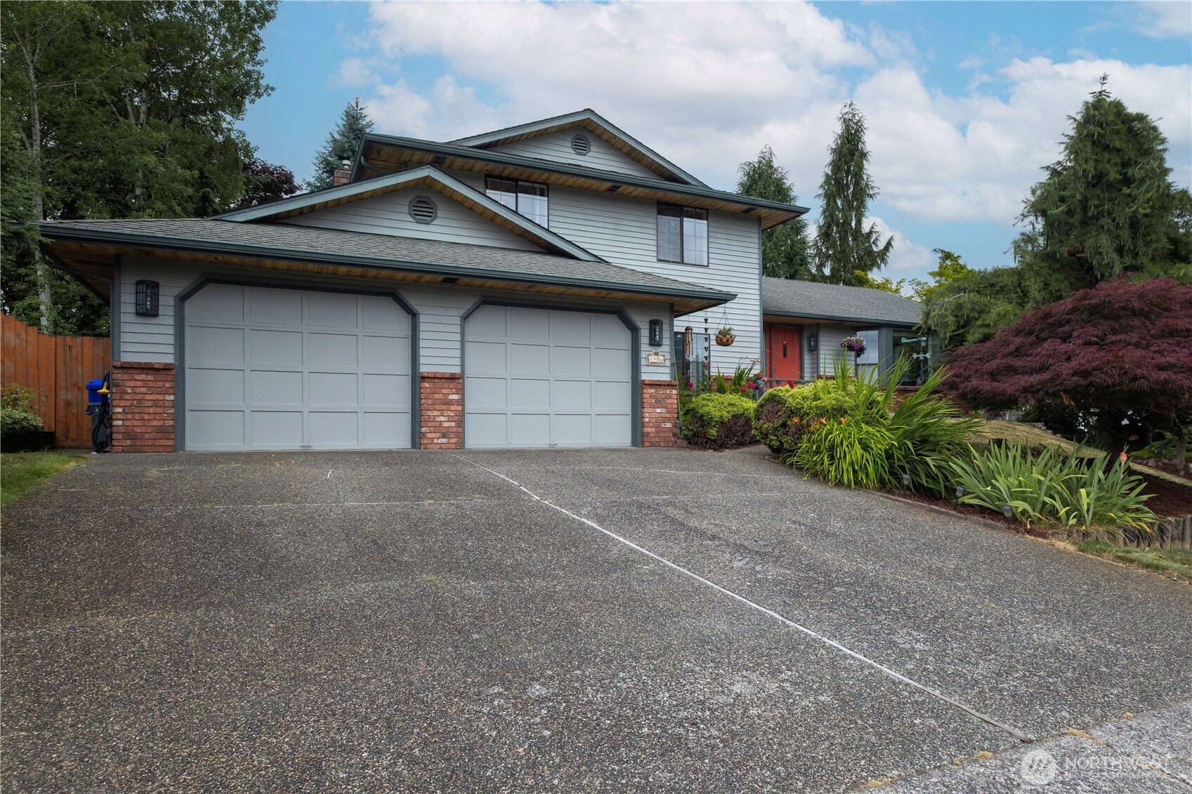 8906 10th Drive Property Photo 1