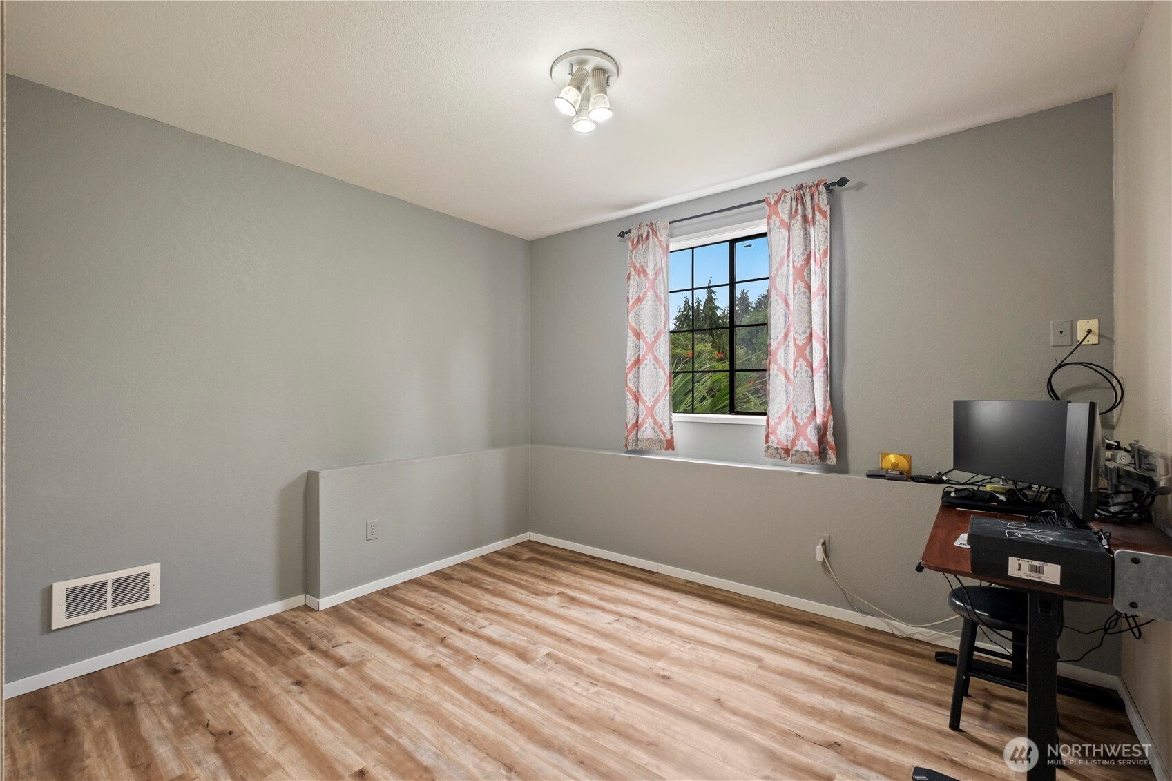 8906 10th Drive Property Photo 12