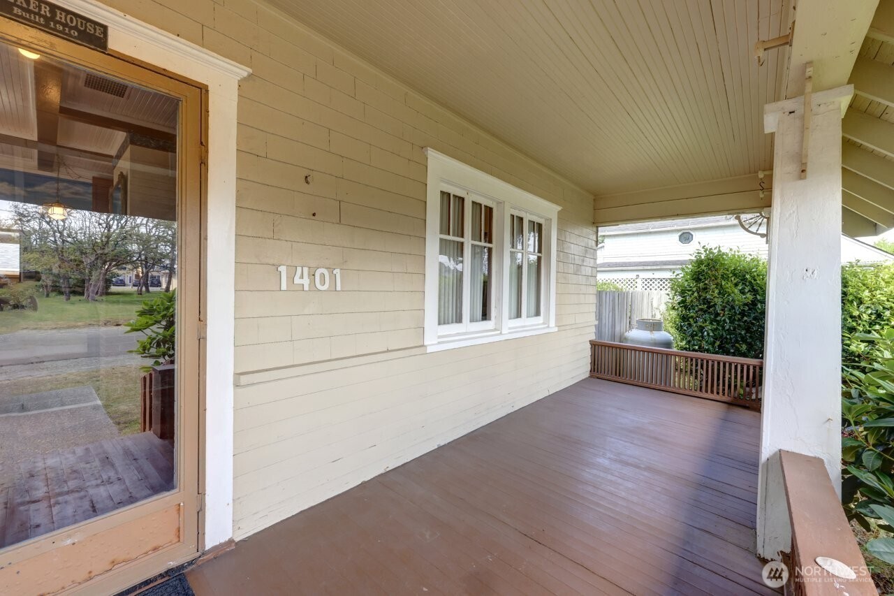 1401 262nd Place Property Photo 5