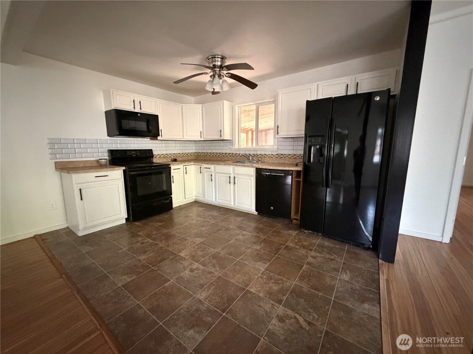8595 Golden Valley Drive Property Photo 9