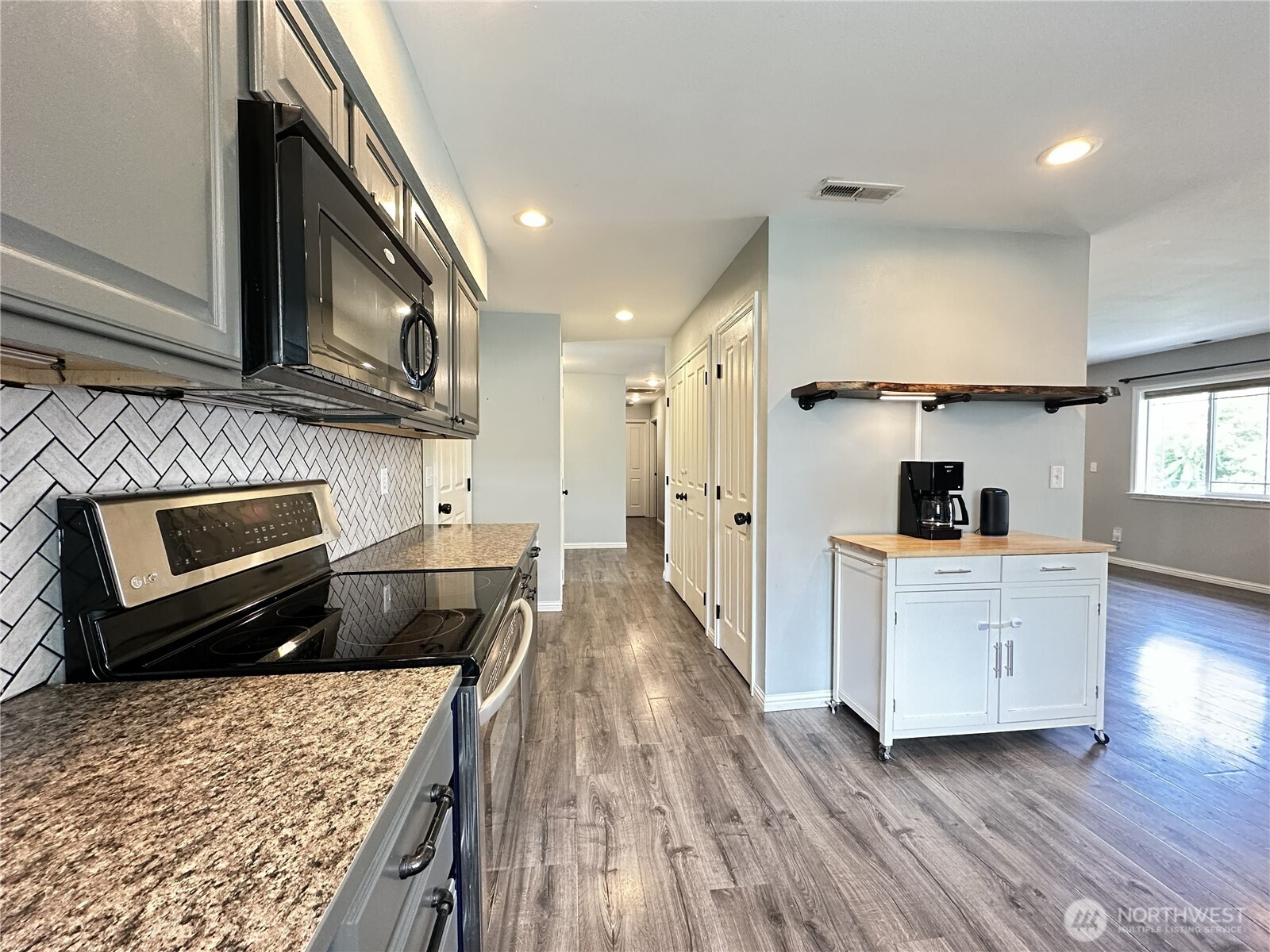 213 West Street Property Photo 5