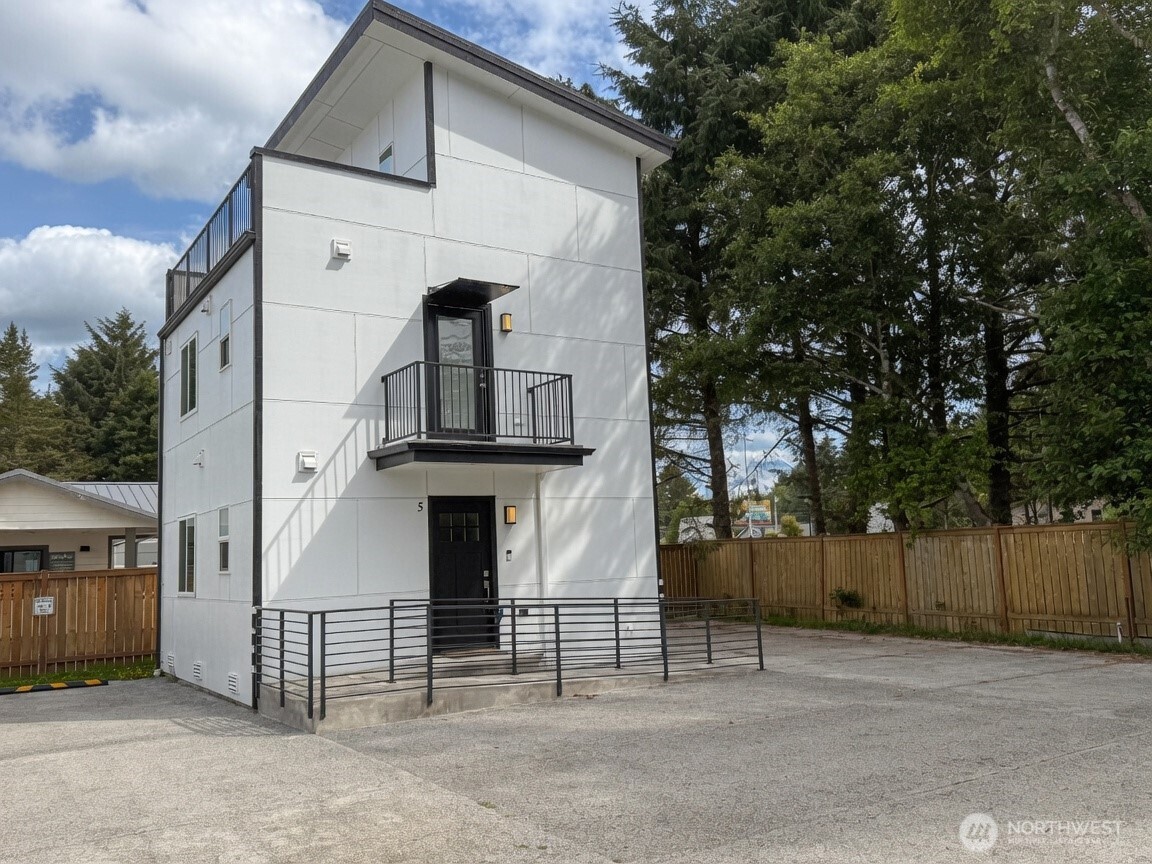 890 Magellan Avenue 5 Property Photo 1