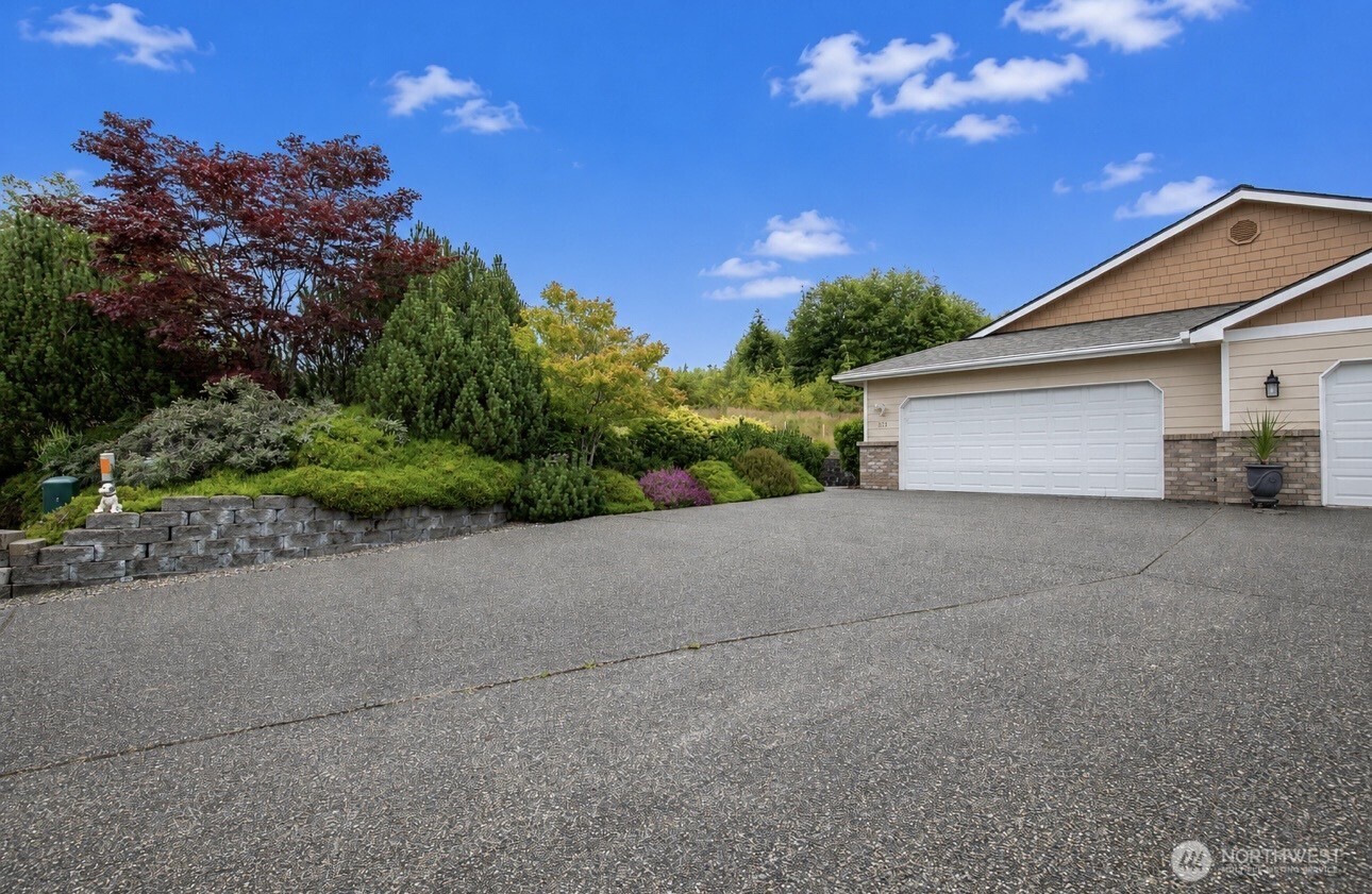 212 Brant Lane Property Photo 2