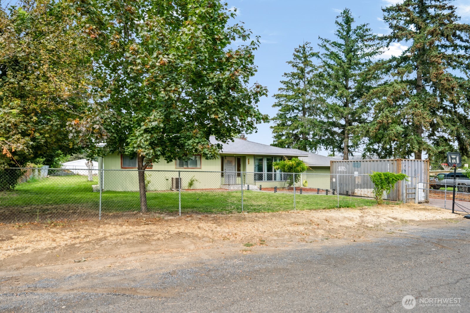 156 Warden Avenue Property Photo 4