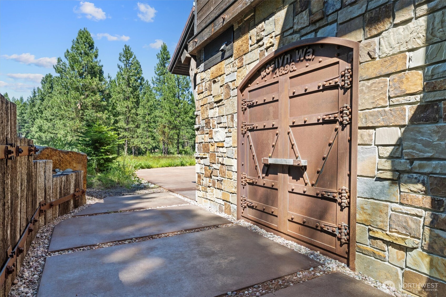 1060 Ruby King Loop Property Photo 34