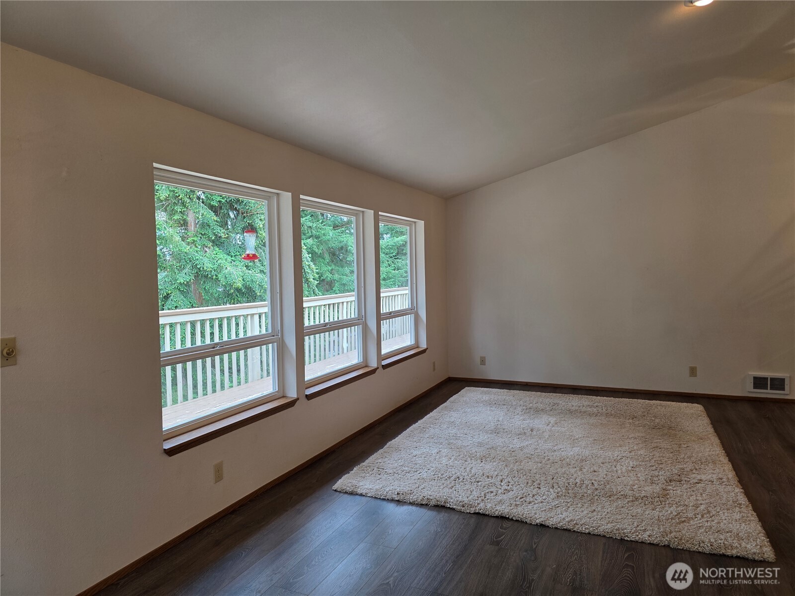 384 Selkirk Drive Property Photo 9