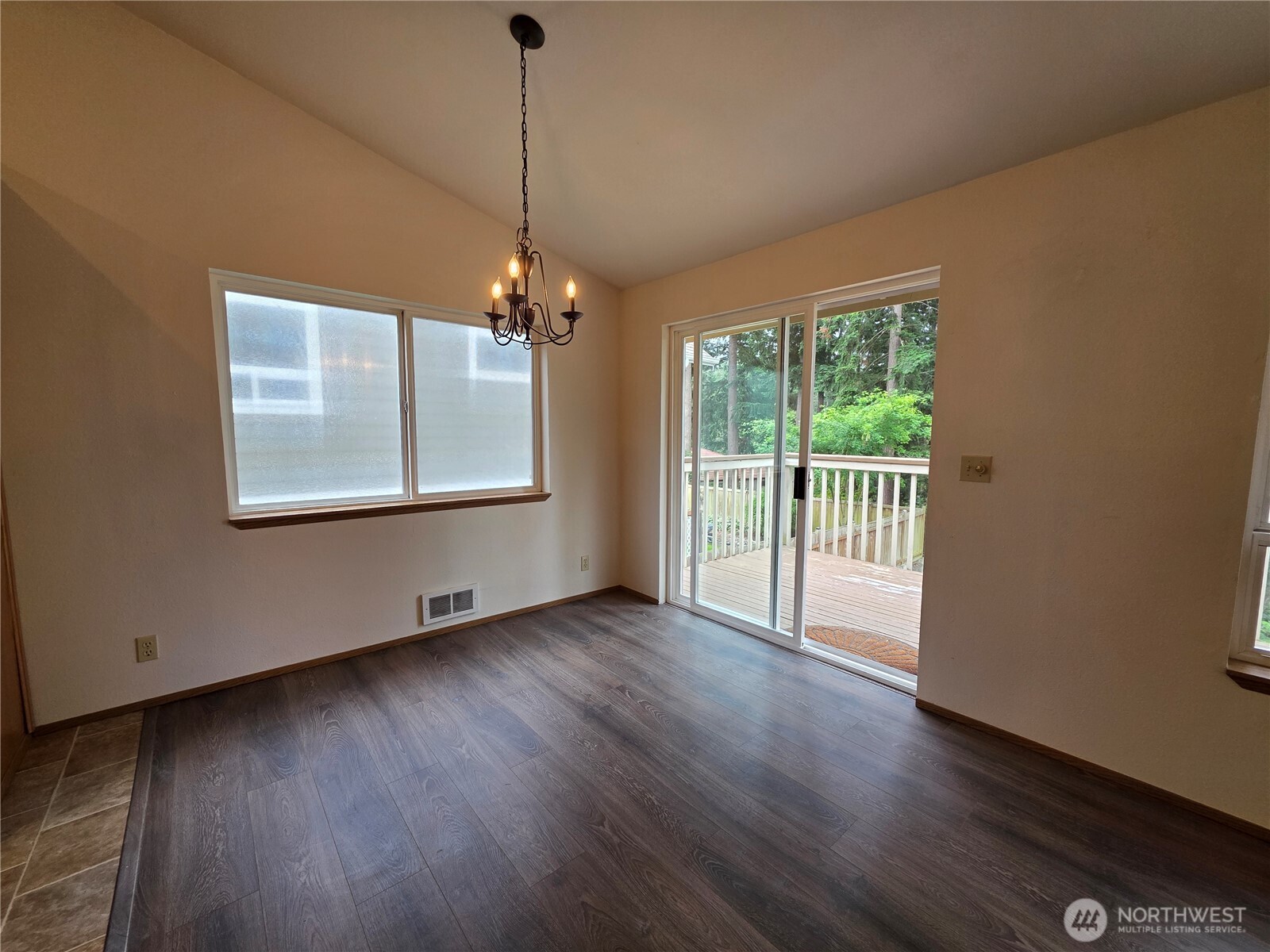 384 Selkirk Drive Property Photo 12