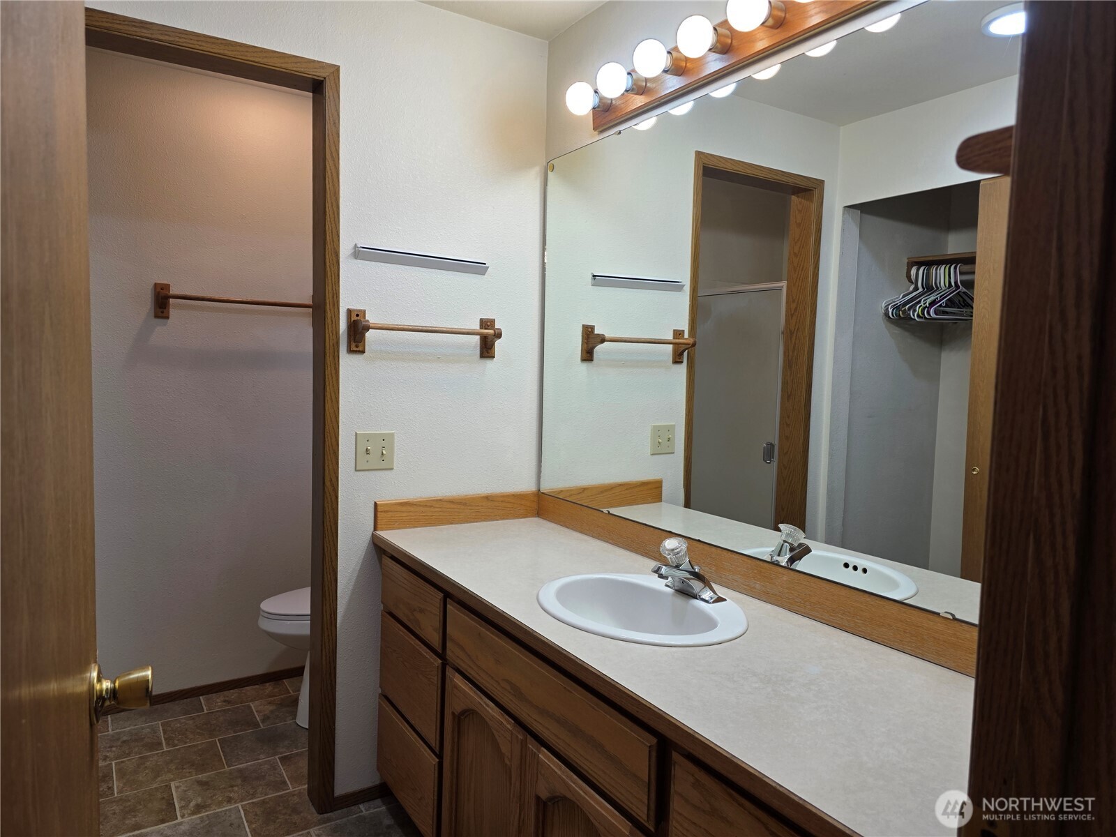 384 Selkirk Drive Property Photo 32