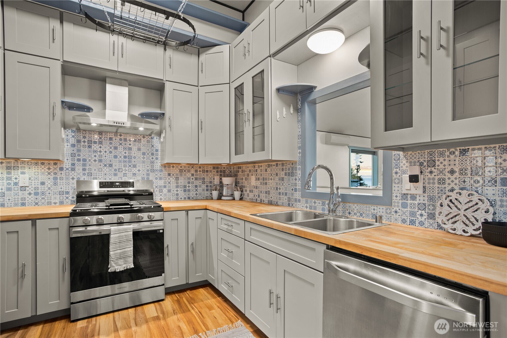 202 Olympus Boulevard Property Photo 4