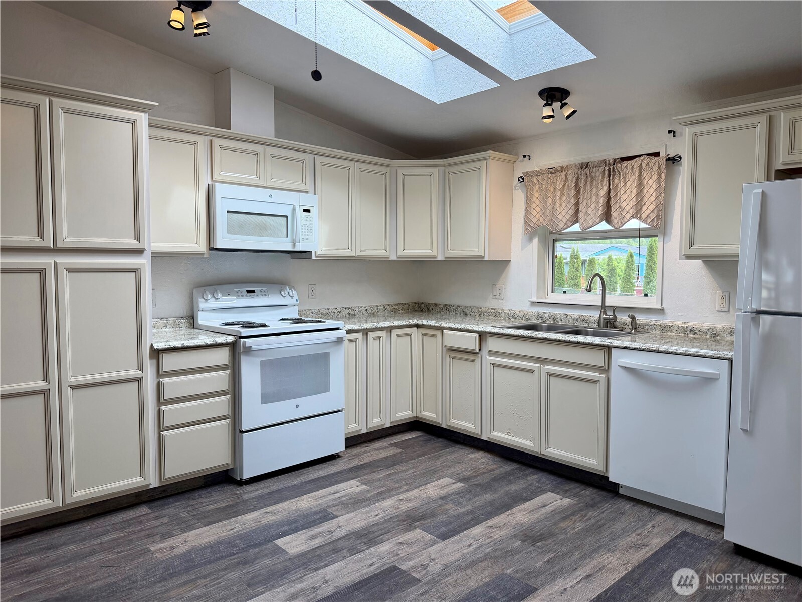 222 Maple Avenue 35 Property Photo 6