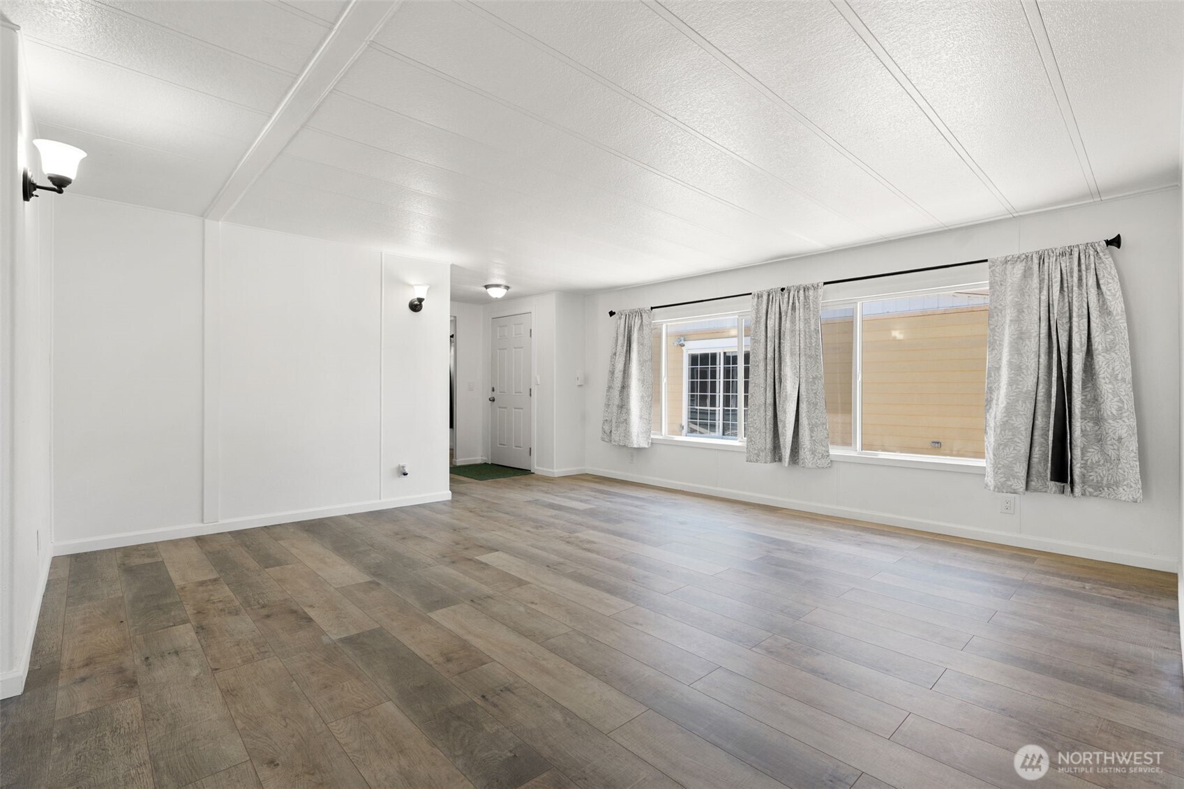 1900 Broadway Avenue 11 Property Photo 3