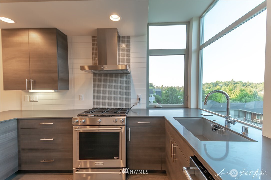 1718 27th Avenue A Property Photo 6