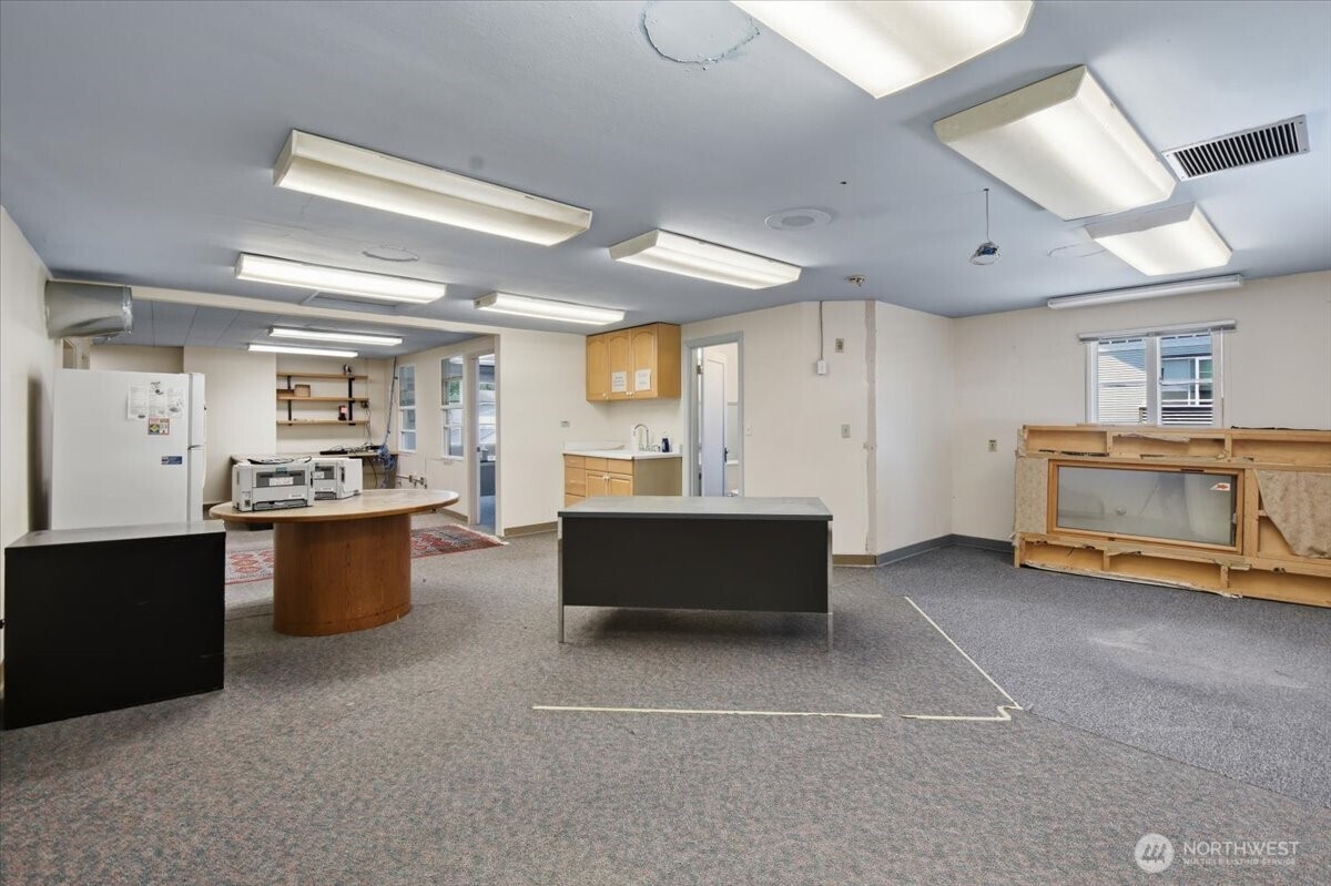 10310 Aurora Avenue Property Photo 3
