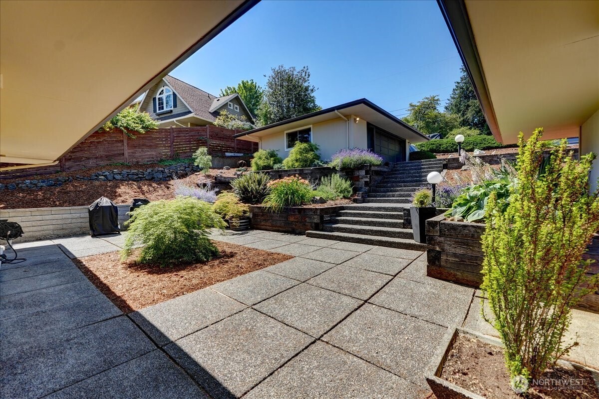 10837 Evergreen Terrace Property Photo 3