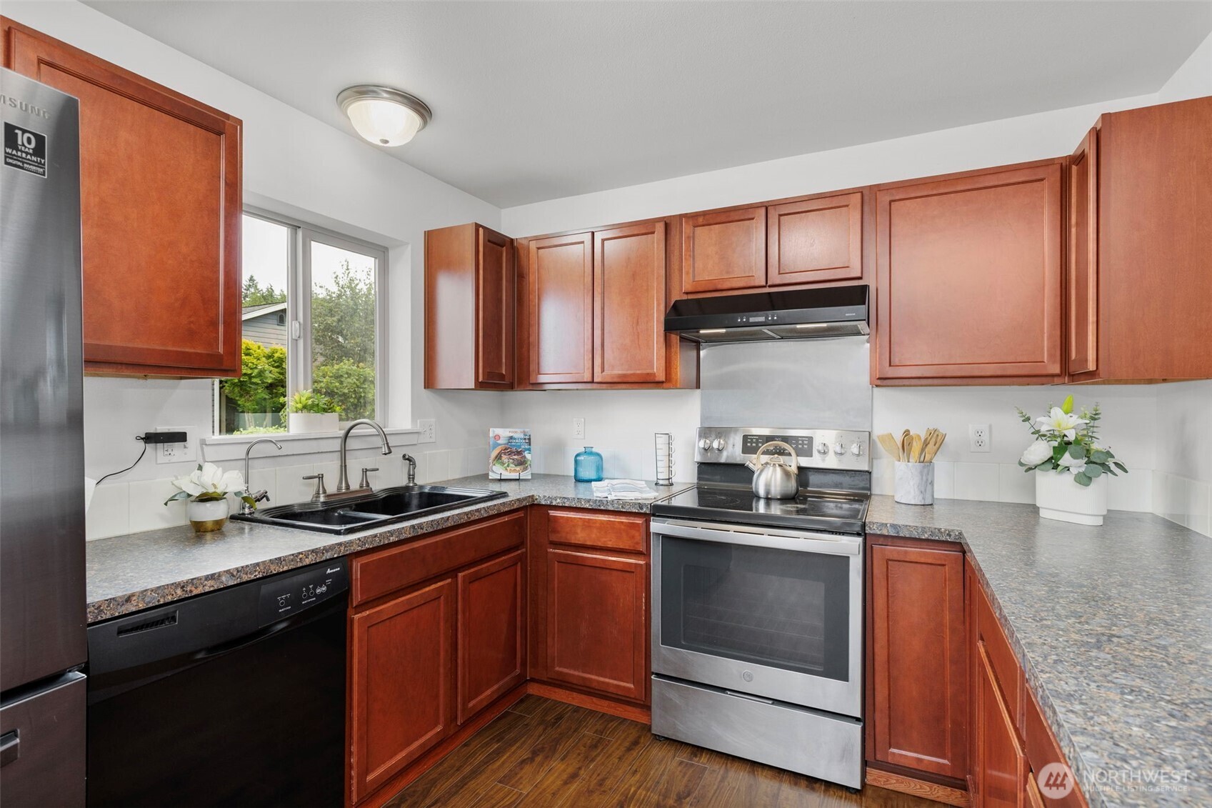 1658 Ne Cascara Court Property Photo 8