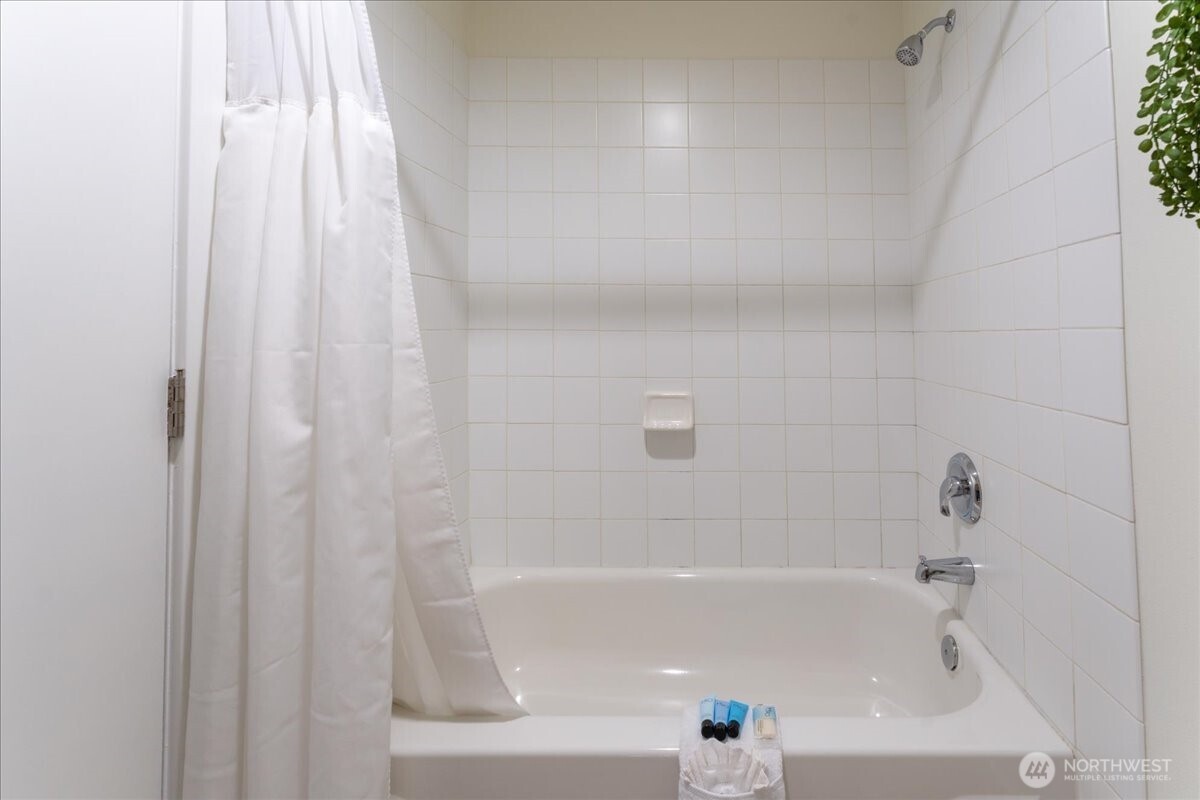 322 W Woodin 301 & 301a Avenue Property Photo 24