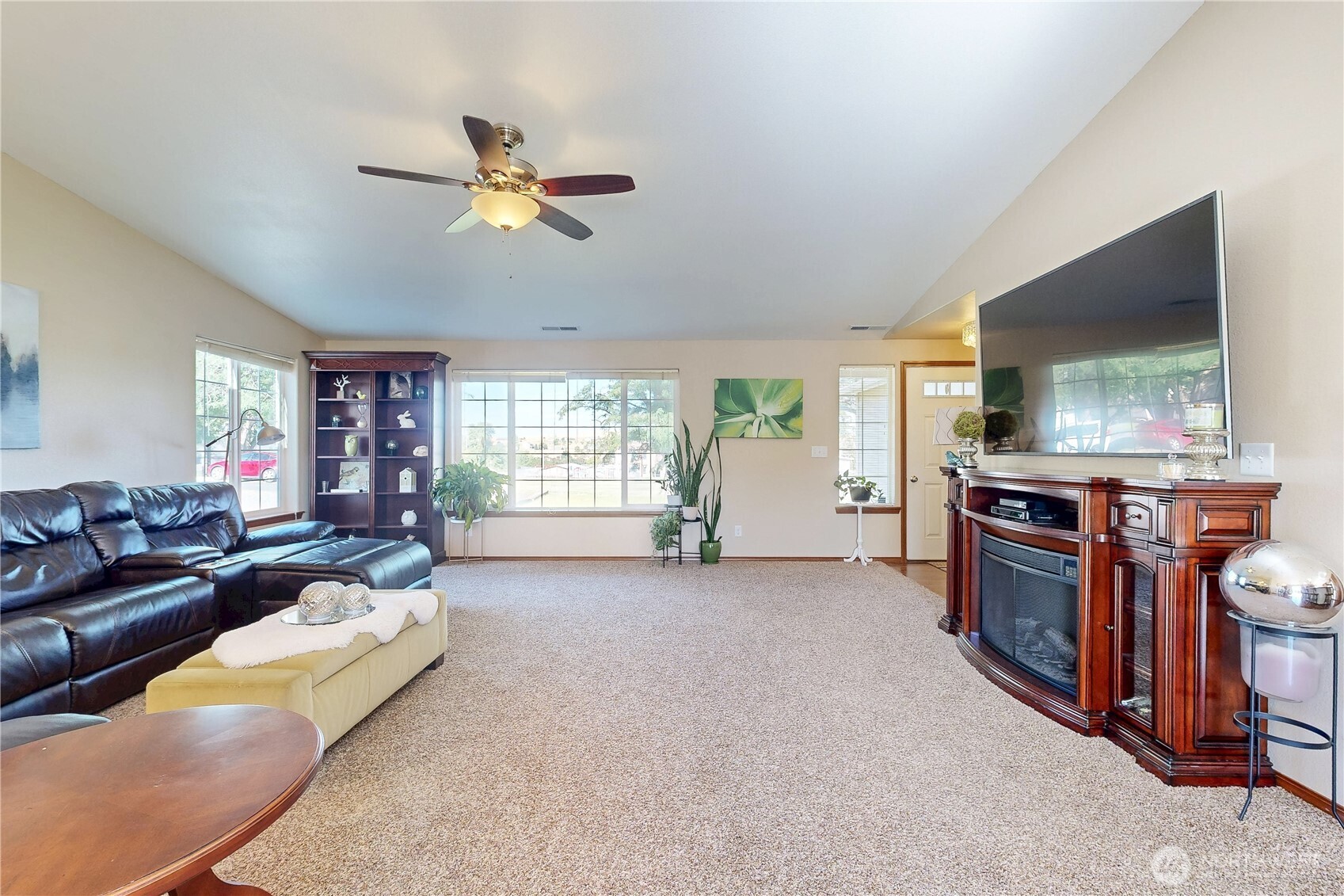 107 S Hill Street Property Photo 3