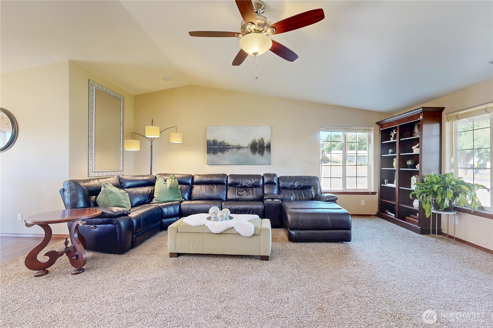 107 S Hill Street Property Photo 4