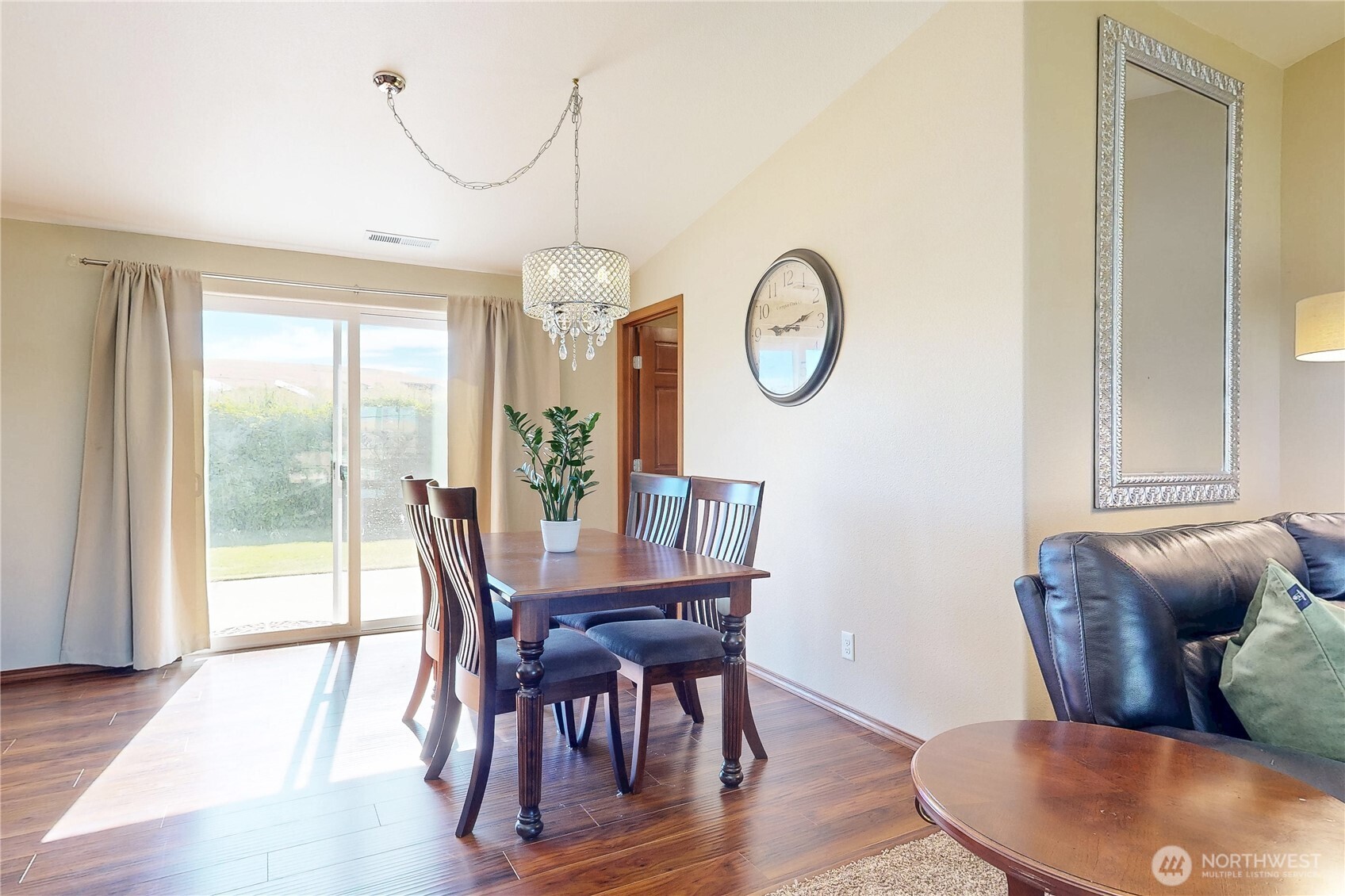 107 S Hill Street Property Photo 6