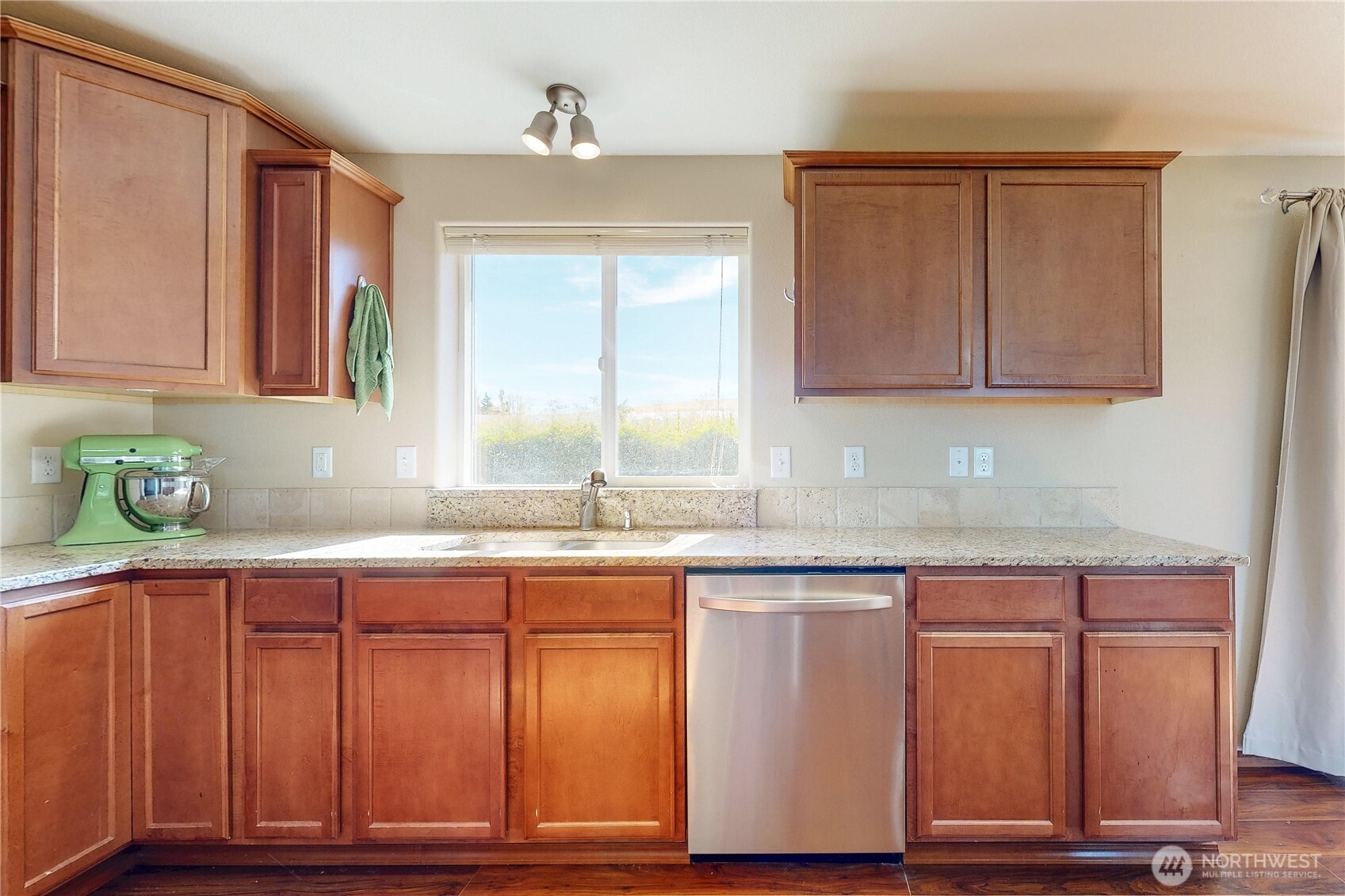 107 S Hill Street Property Photo 11