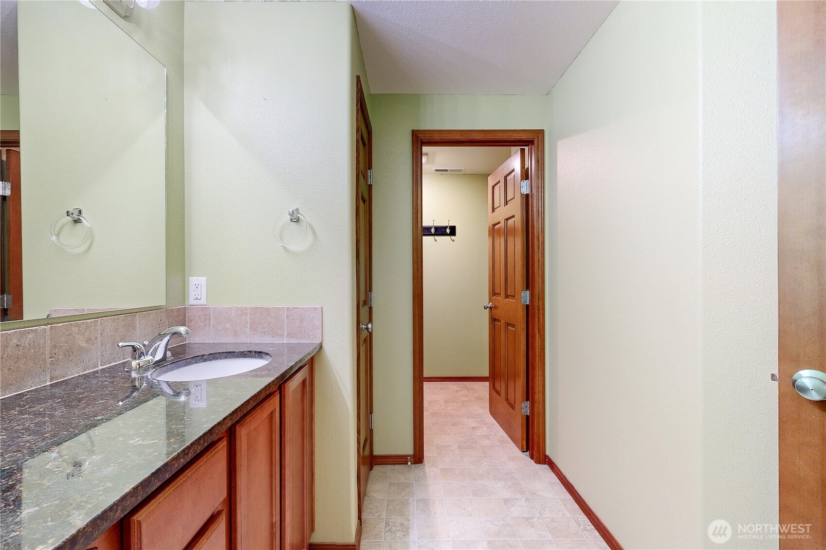 107 S Hill Street Property Photo 21