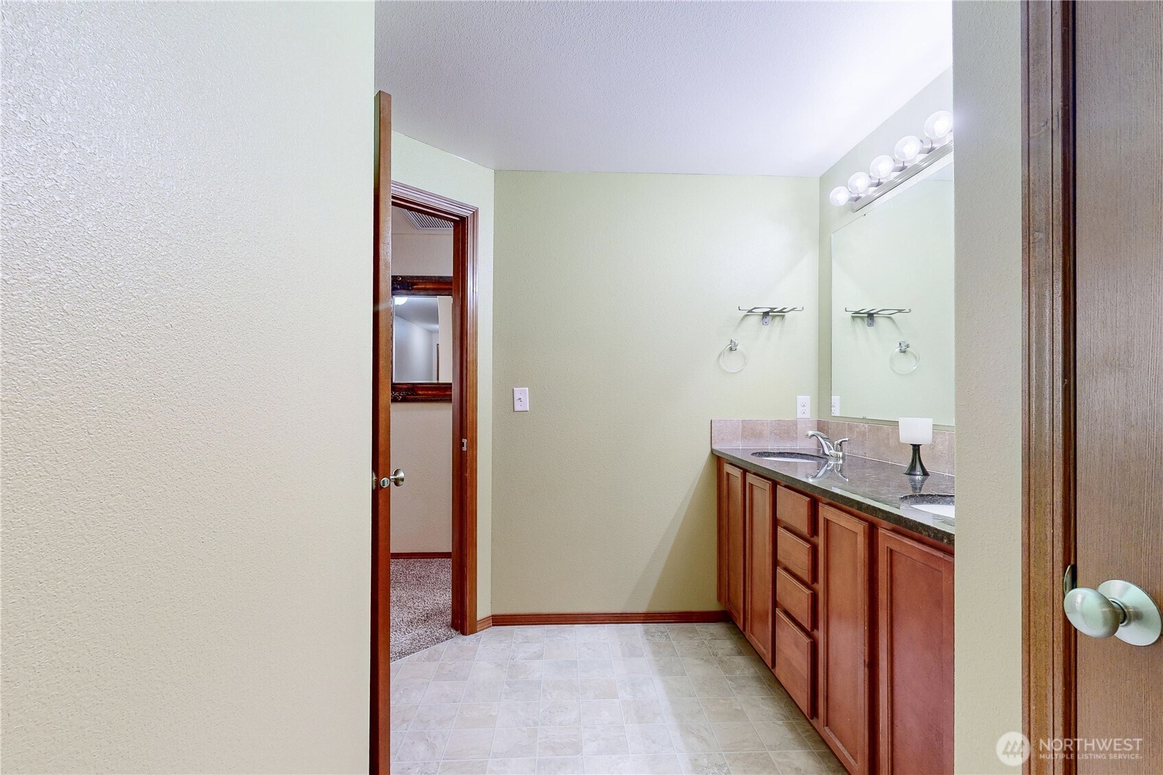 107 S Hill Street Property Photo 22