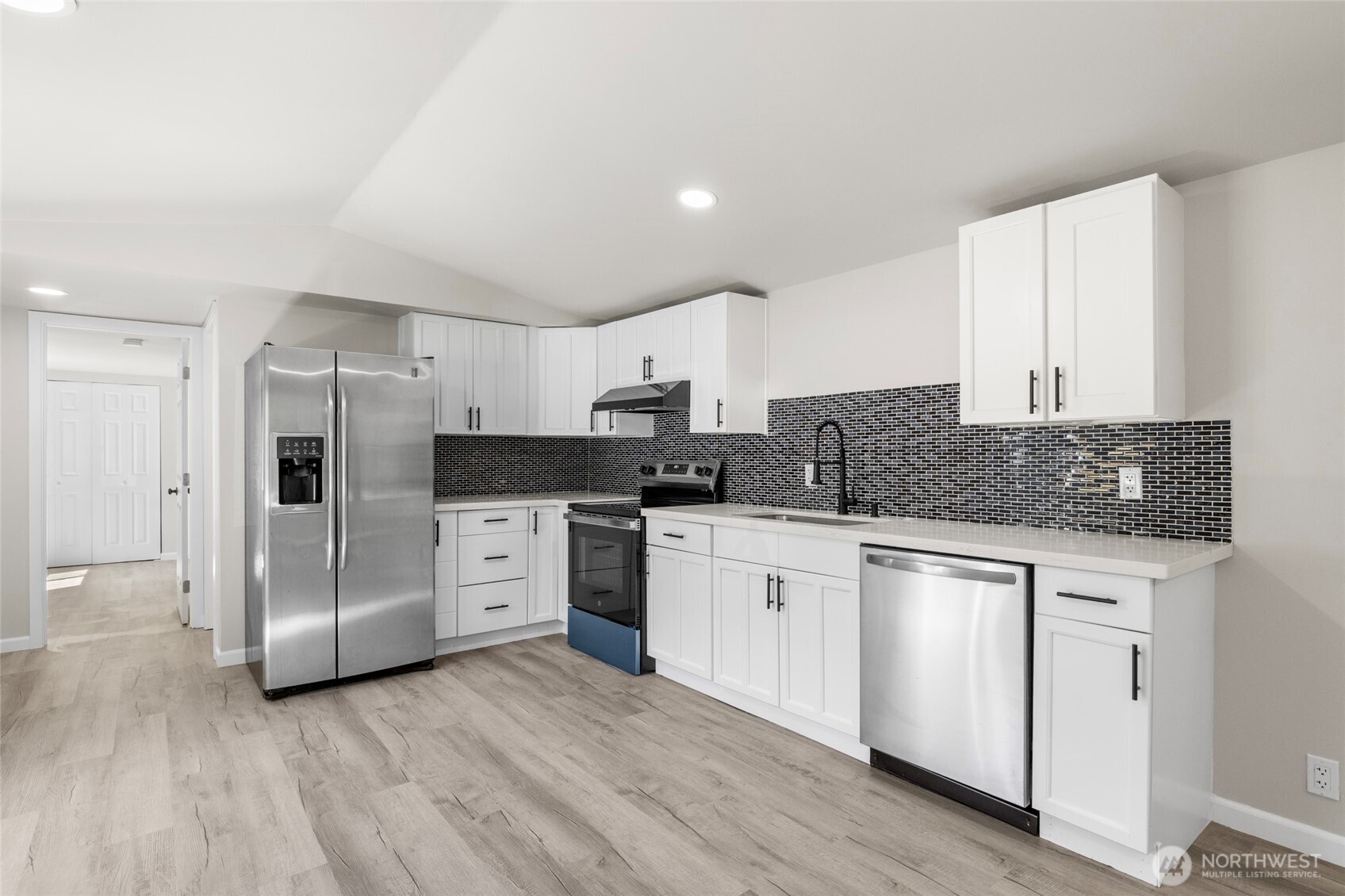42129 Pine Street Property Photo 6