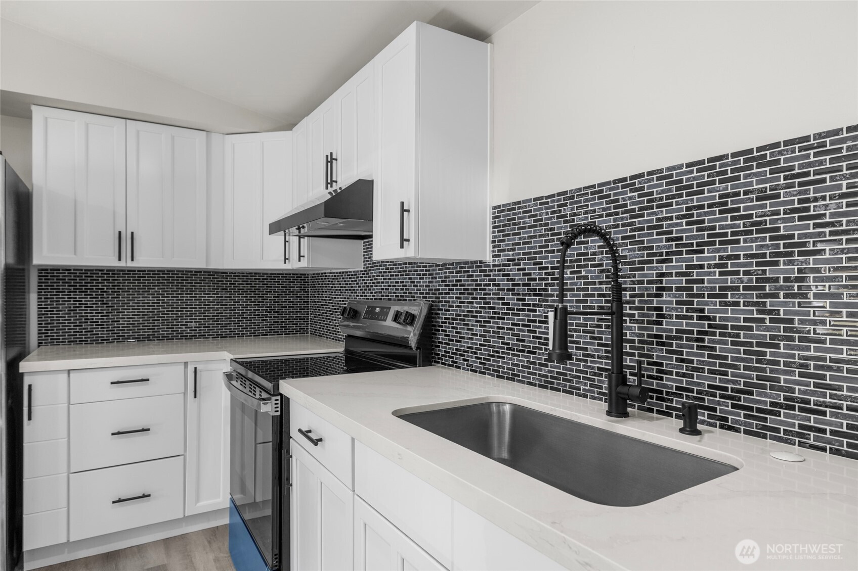 42129 Pine Street Property Photo 8