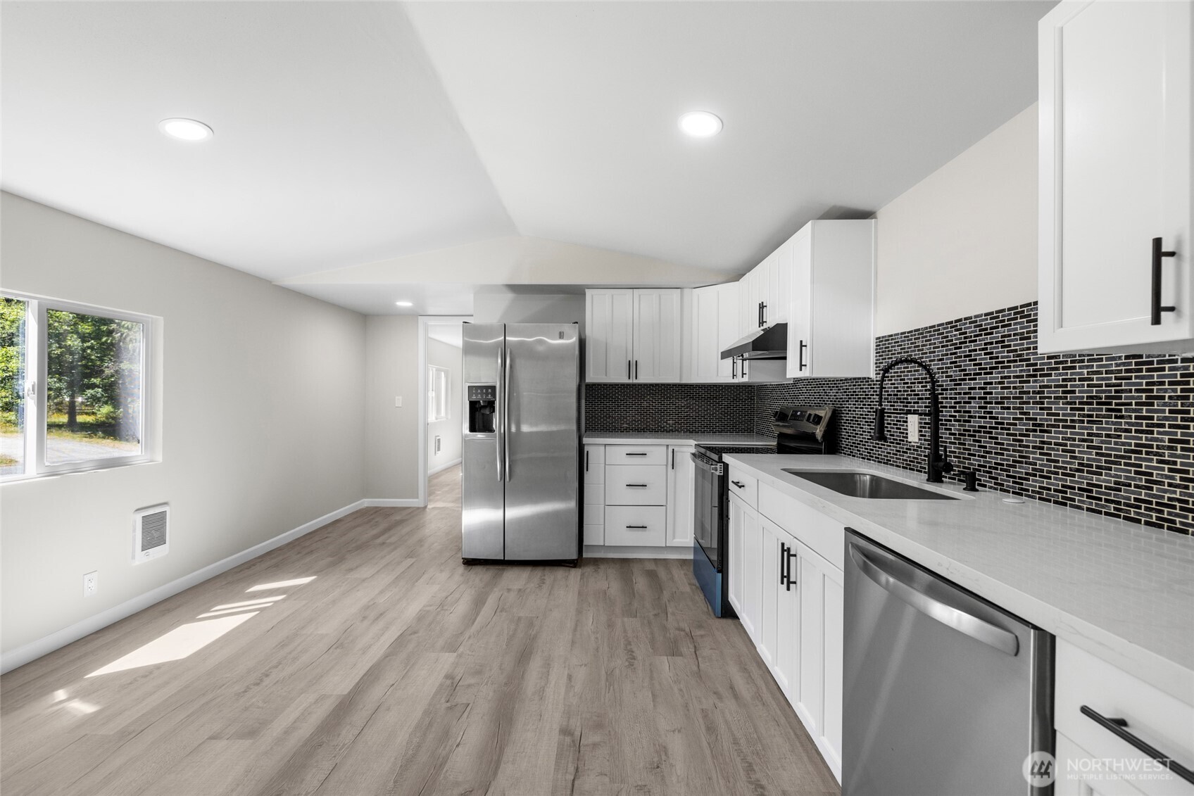 42129 Pine Street Property Photo 9