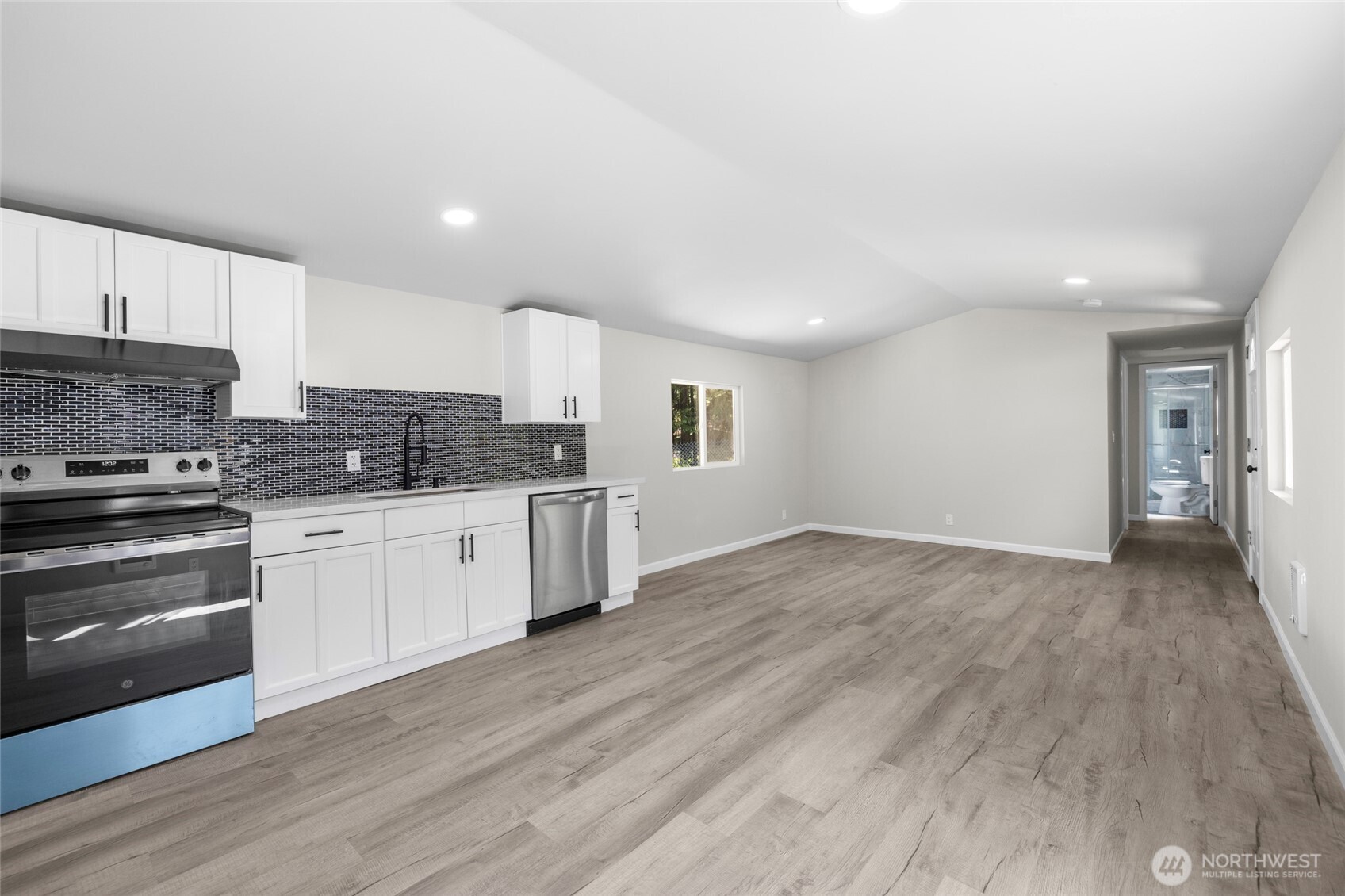 42129 Pine Street Property Photo 10