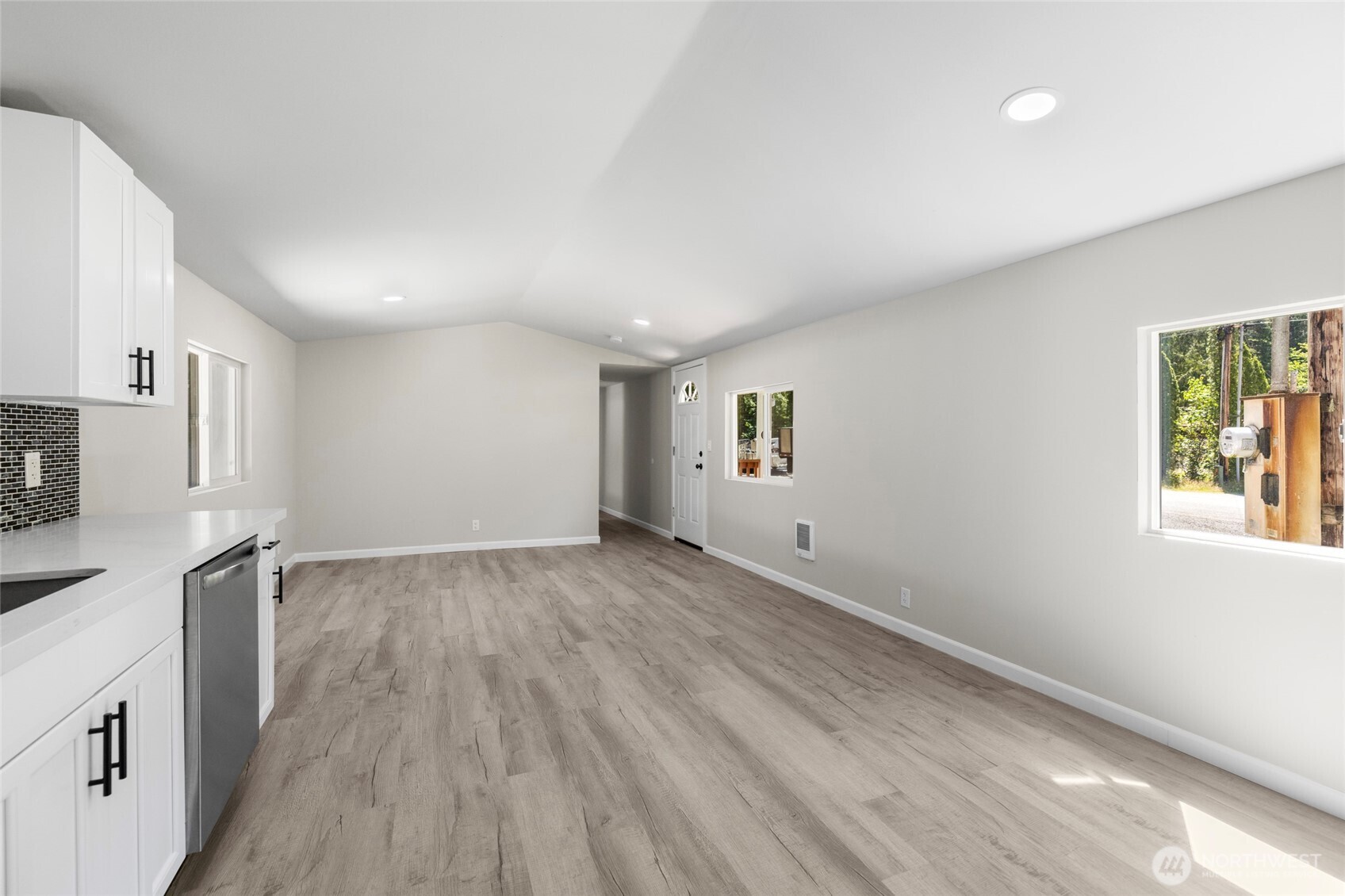 42129 Pine Street Property Photo 12
