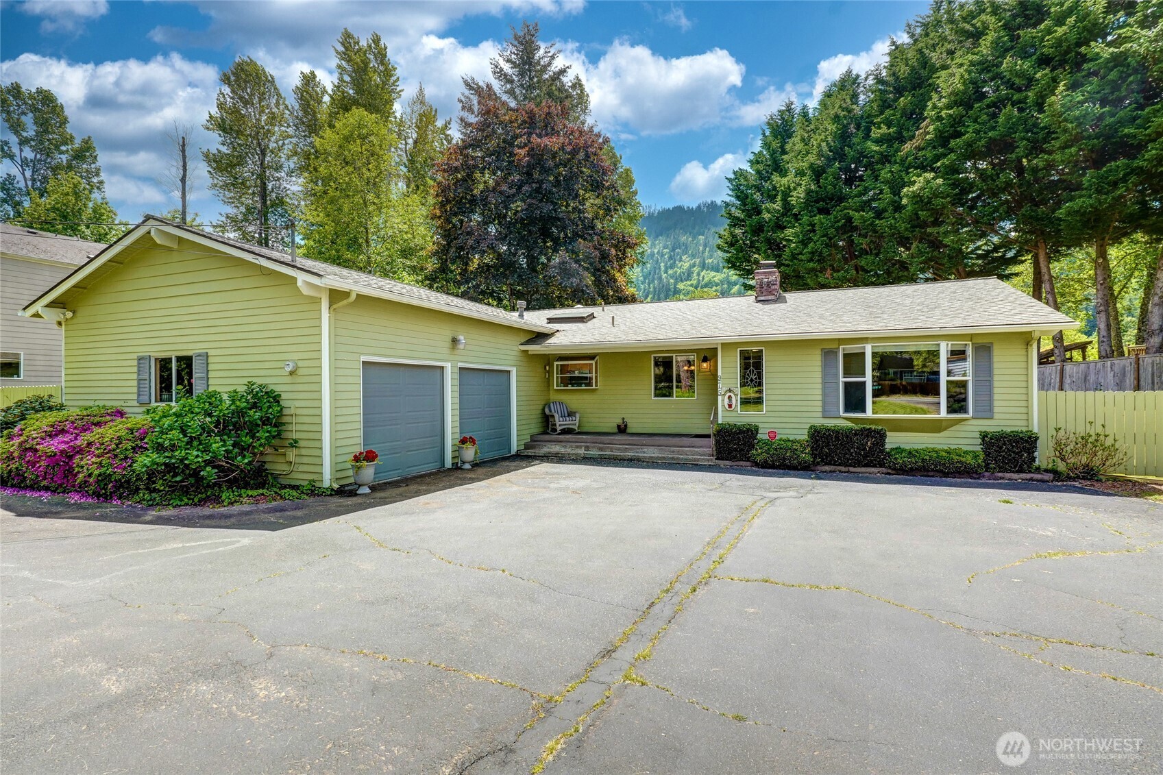 975 Front Street Property Photo 4